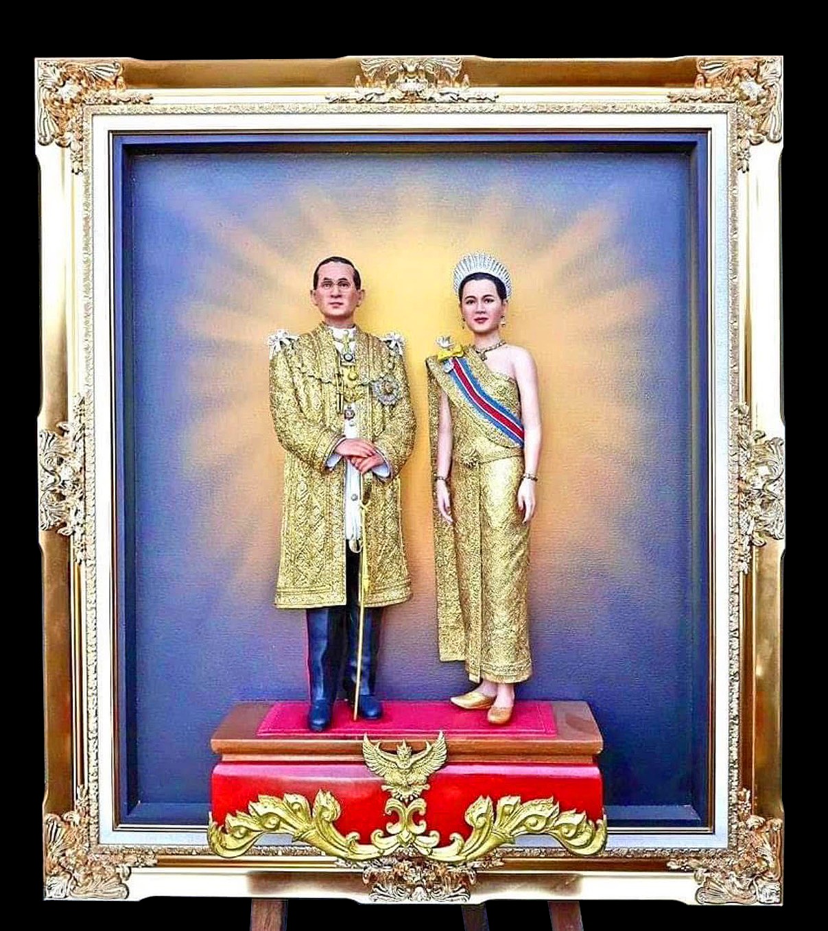 พระบรมรูปในหลวงรัชกาลที่9 คู่กับพระราชินี พระพันปี รูปปั้นหุ่นขี้ผึ้ง