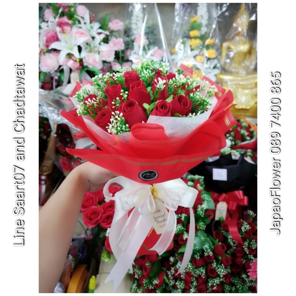 ช่อดอกกุหลาบแห้ง ห่อด้วยกระดาษสีแดง