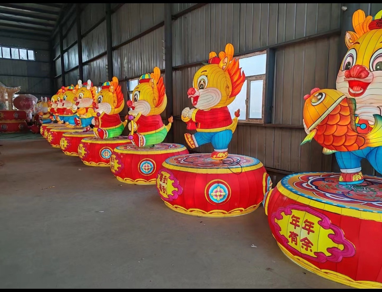 กลองดังสนั่นหวั่นไหวพร้อมแสงไฟประดับกับของ ตกแต่งสถานทีร่ในธีมปีใหม่ ตรุษจีนที่เราคัดสรรมาให้เลือกมากมาย