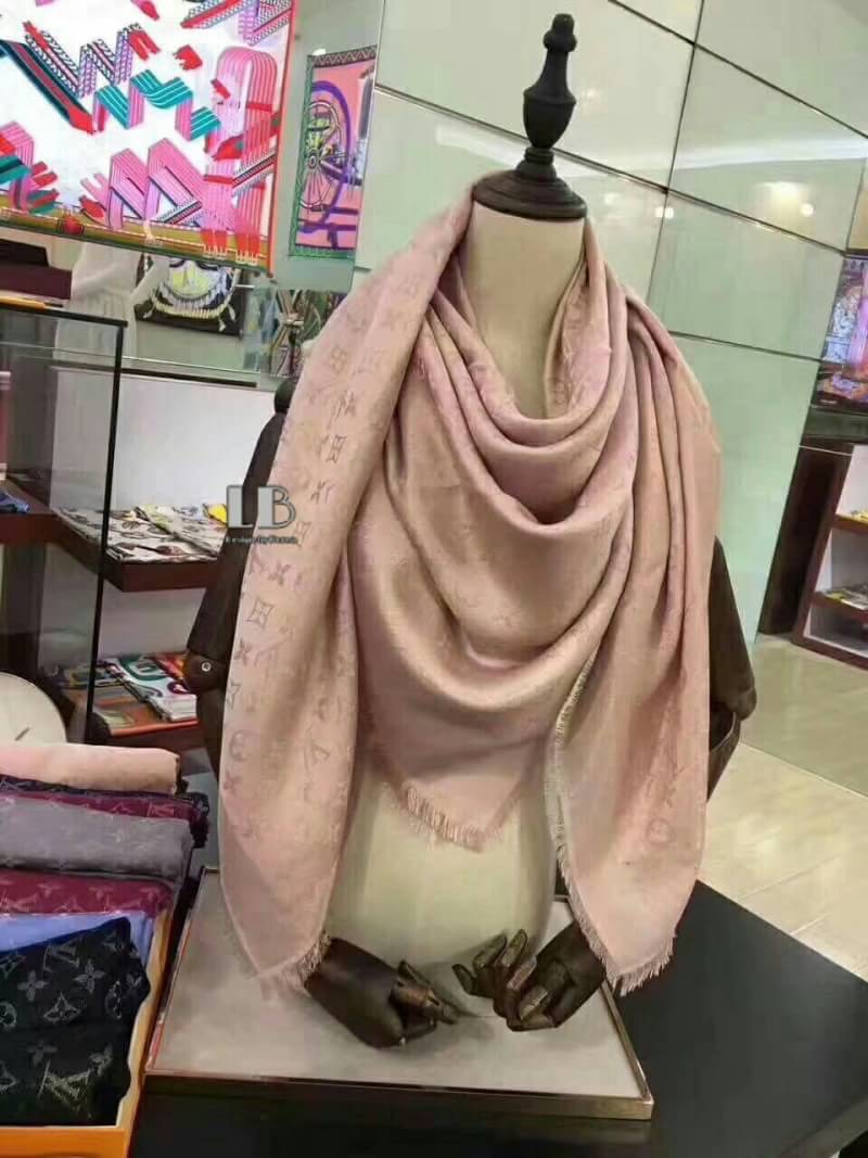 ผ้าคลุมไหล่ ผ้าพันคอ Lv ผ้าเนื้อดี นุ่ม ทอลายในตัว ลายคมชัดค่ะ หนาวนี้ห้ามพลาดค่ะ