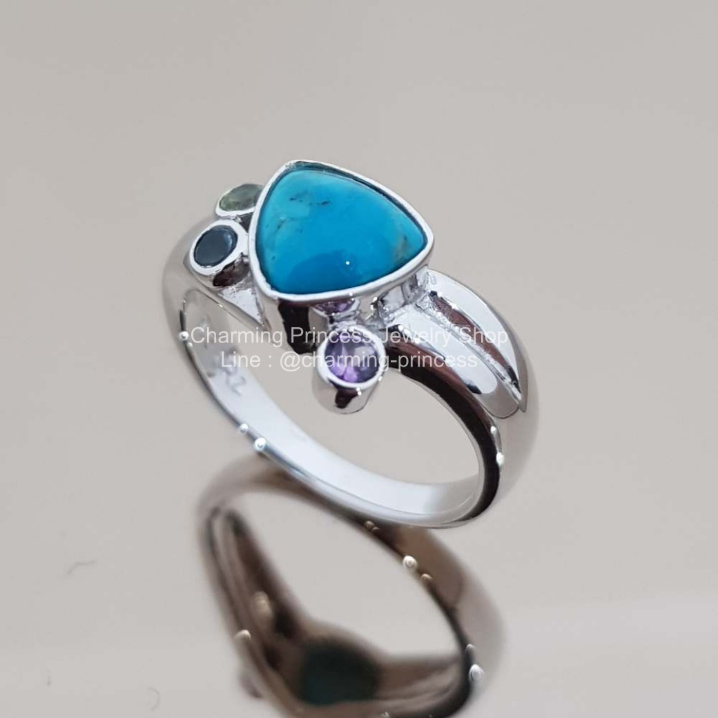 แหวนหินนําโชค เงินแท้ 925 เทอร์ควอยซ์ สีฟ้าจาก อเมริกา Turquoise เทอร์ควอยซ์ สีฟ้า สามเหลี่ยม 7 มม 1 เม็ด และล้อมด้วย อเมทิสต์ เพอรืดอท บลูโทแพซ Turquoise Trillion Shape , Amethyst, Peridot, Blue Topaz Geomatric Design Ring 925 Sterling Silver