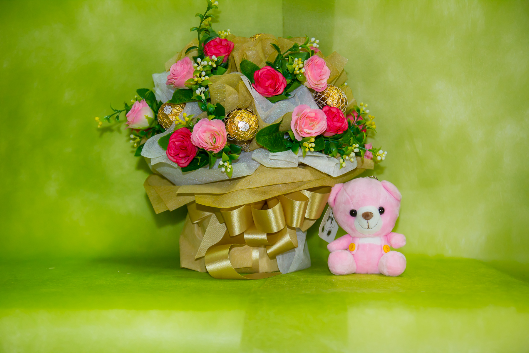 ช่อเฟอเรโร่ (Ferrero Rocher) 9 ลูก ดอกกุหลาบสีชมพูหวาน กระดาษสีทอง