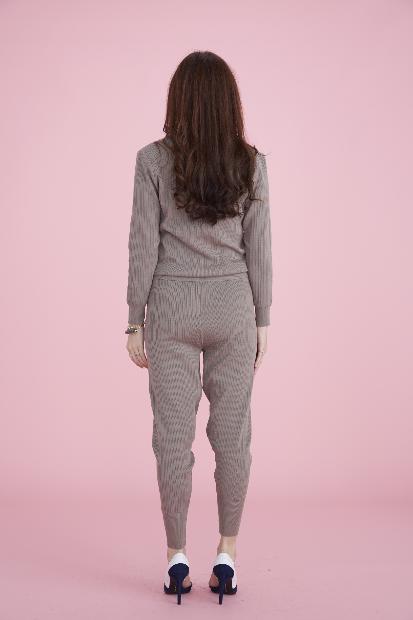 ผ้าทอknit เนื้อผ้าวิ้งๆในตัว ทรงสวยมากๆค่ะ กางเกงมี้ชือกผูกเอว ทรงขาจั้มค่ะ เรียบหรูแต่มี