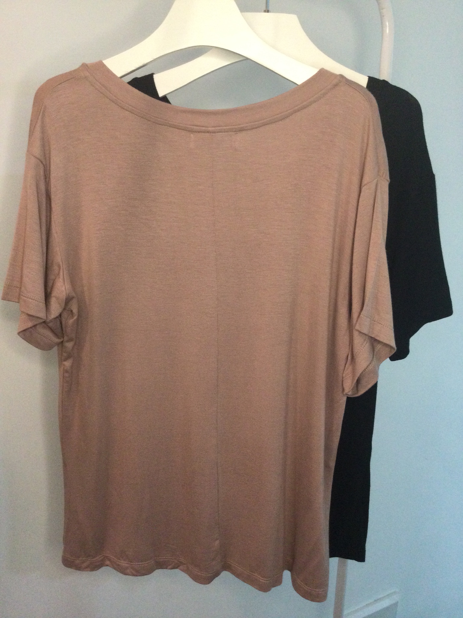 เสื้อยืดคอวี ผ้าspandex ยืด นุ่ม ใส่สบาย สีเรียบๆใส่ได้ตลอด แบบคุณพลอย คุณนานา คุณวุ้นเส้นใส่ค่ะ แมตช์กับยีนส์ขาสั้น ขายาวได้หมด