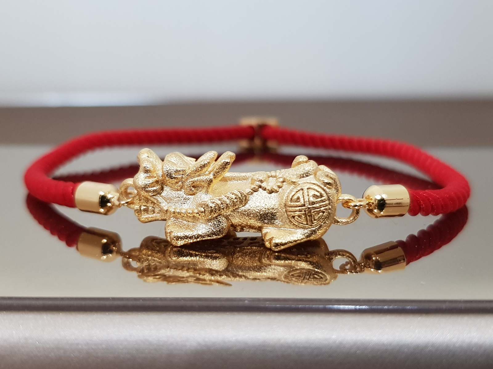 วัตถุมงคลสำหรับเสริมดวงของทุกปีนักษัตรที่ดี คือ ปี่เซียะ ด้ายแดง คู่บารมี เสริมโชค เรียกทรัพย์ ร่ำรวย เงิน ทอง ปัดเป่าสิ่งชั่วร้าย เก็บเงินทองไม่รั่วไหลพร้อมก้อนเงิน สัญลักษณ์ของความมั่งคั่ง มั่งมี