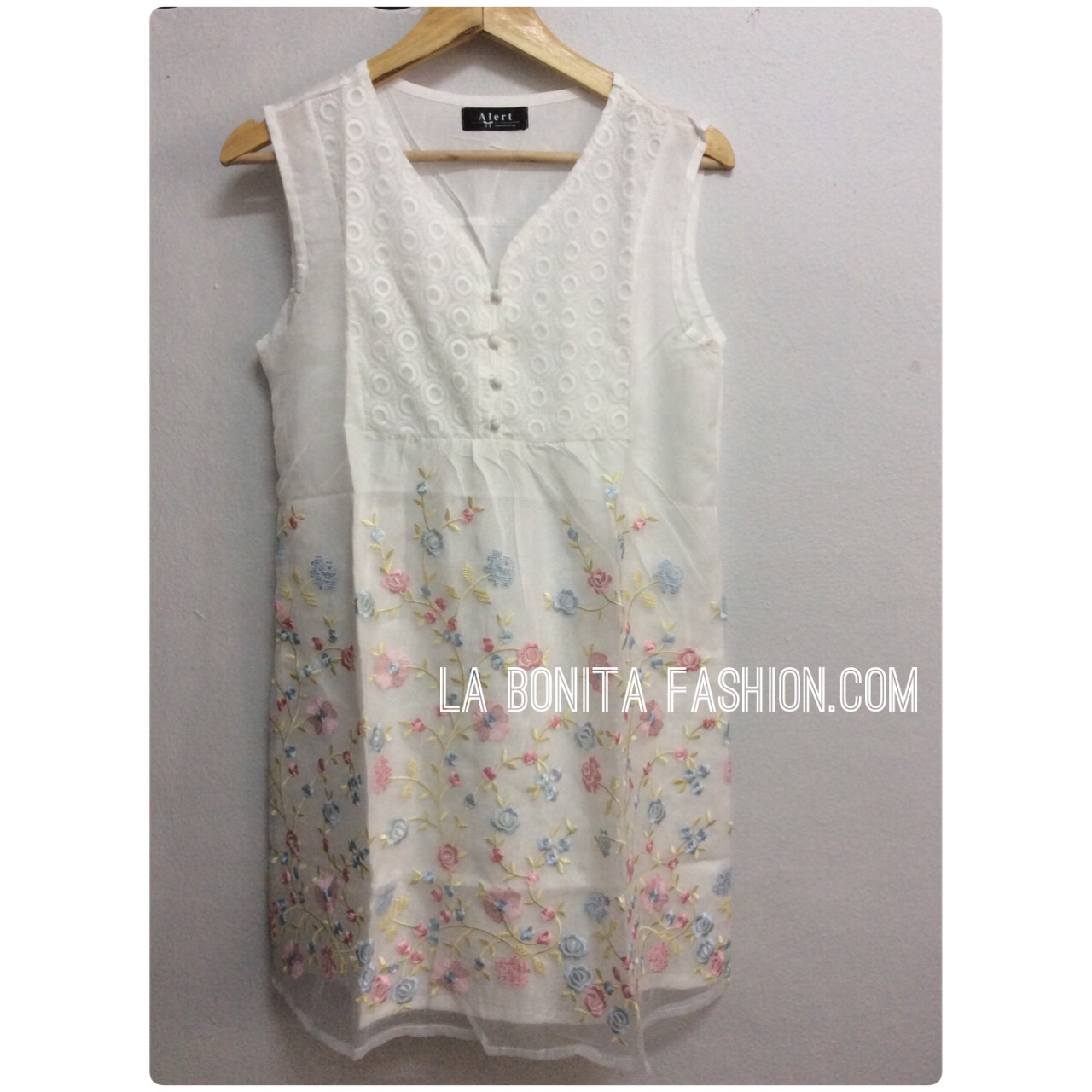 เดรสผ้าป่าน ปักลายดอกไม้สีหวานบนผ้าแก้วฟรุ้งฟริ้งน่ารักมากค่ะ