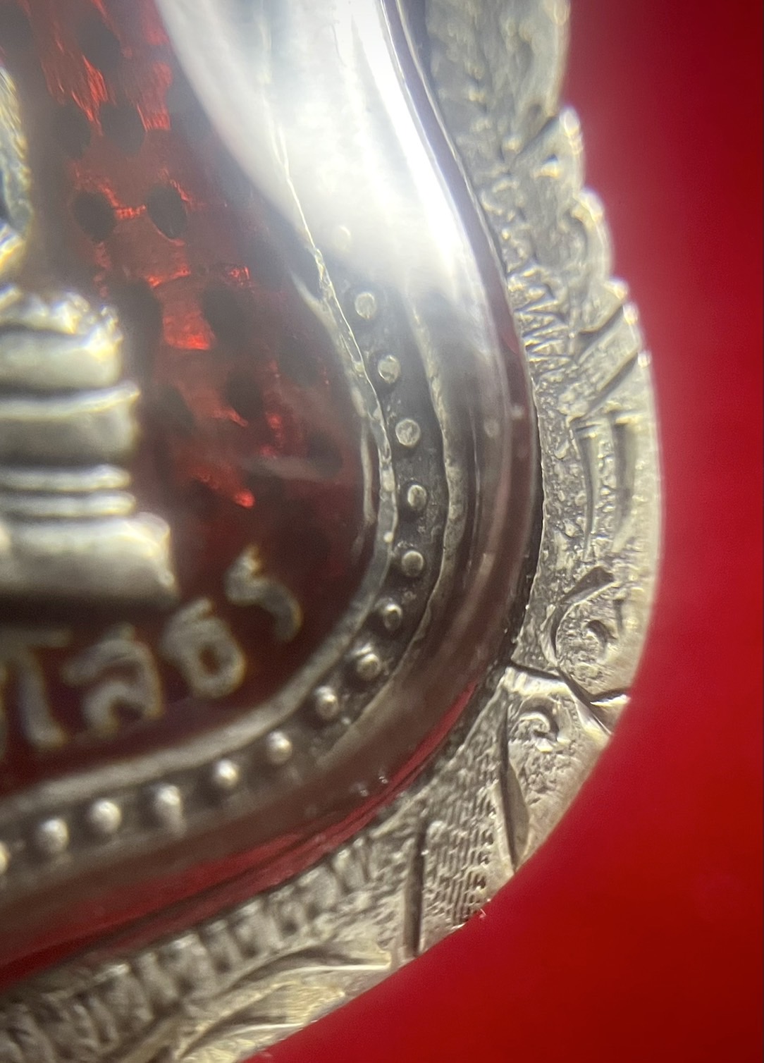 หลวงพ่อโสธรปี2498 เนื้อเงินลงยาสีแดงรุ่นแรก บล็อก5จุด พิมพ์หลังเข็มกลัด