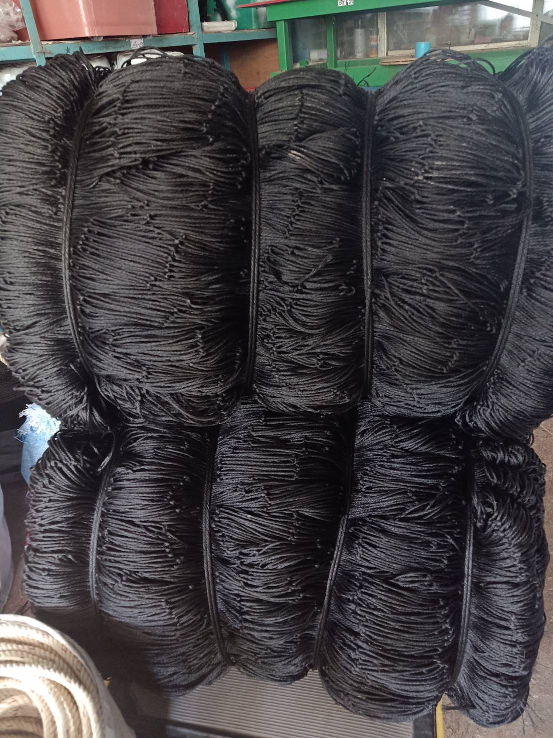 ตาข่ายสนามฟุตบอล ตาข่ายสนามฟุตซอล สีดำ ขนาด 3.5 มิล ช่องตา 12x12 CM. **ความสูง 4 เมตร** มีขนาดให้เลือก ติดตั้งง่าย