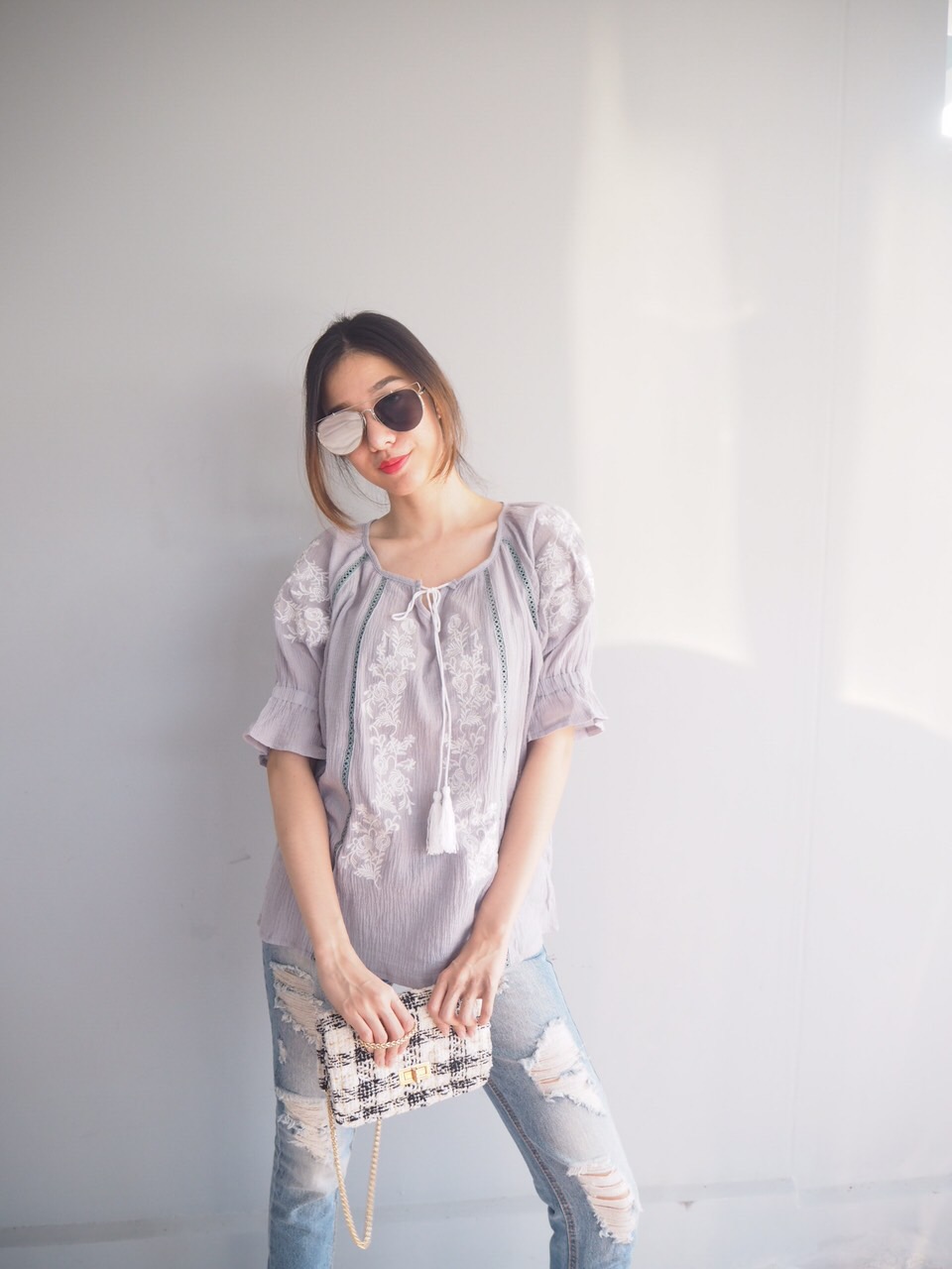 เสื้อทรงปล่อยทิ้งตัวผ้าดี ลายเสื้อปักดอกไม้อย่างดี สีเทา ช่วงตัวเป็นรูระบายทางยาวลงมา แขนพองจั้มแล้วระบายออก เพิ่มความสวยงามด้วยการปักลายดอกไม้เช่นกัน ผูกด้วยเชือกพู่ตรงคอ รวมๆใส่แล้วน่ารักมาก