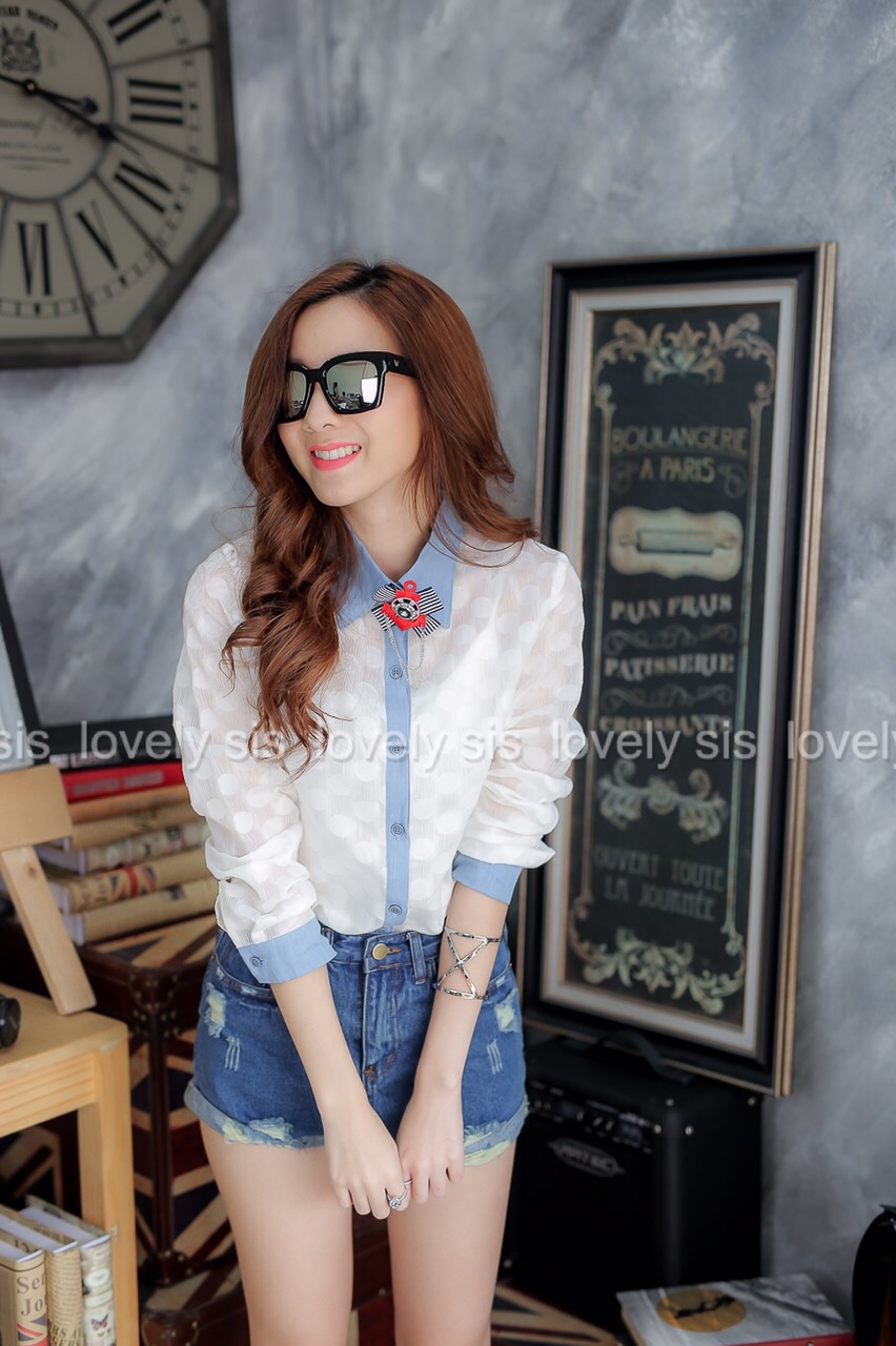 เสื้อเชิ้ตแขนยาวซีทรู เพิ่มลูกเล่นแต่งแถบผ้ายีนช่วงปก สาบกระดุม และขอบแขน เนื้อผ้ามีลายวงกลม แถมเข็มกลัดสีแดงเก๋ๆให้ด้วยน้า