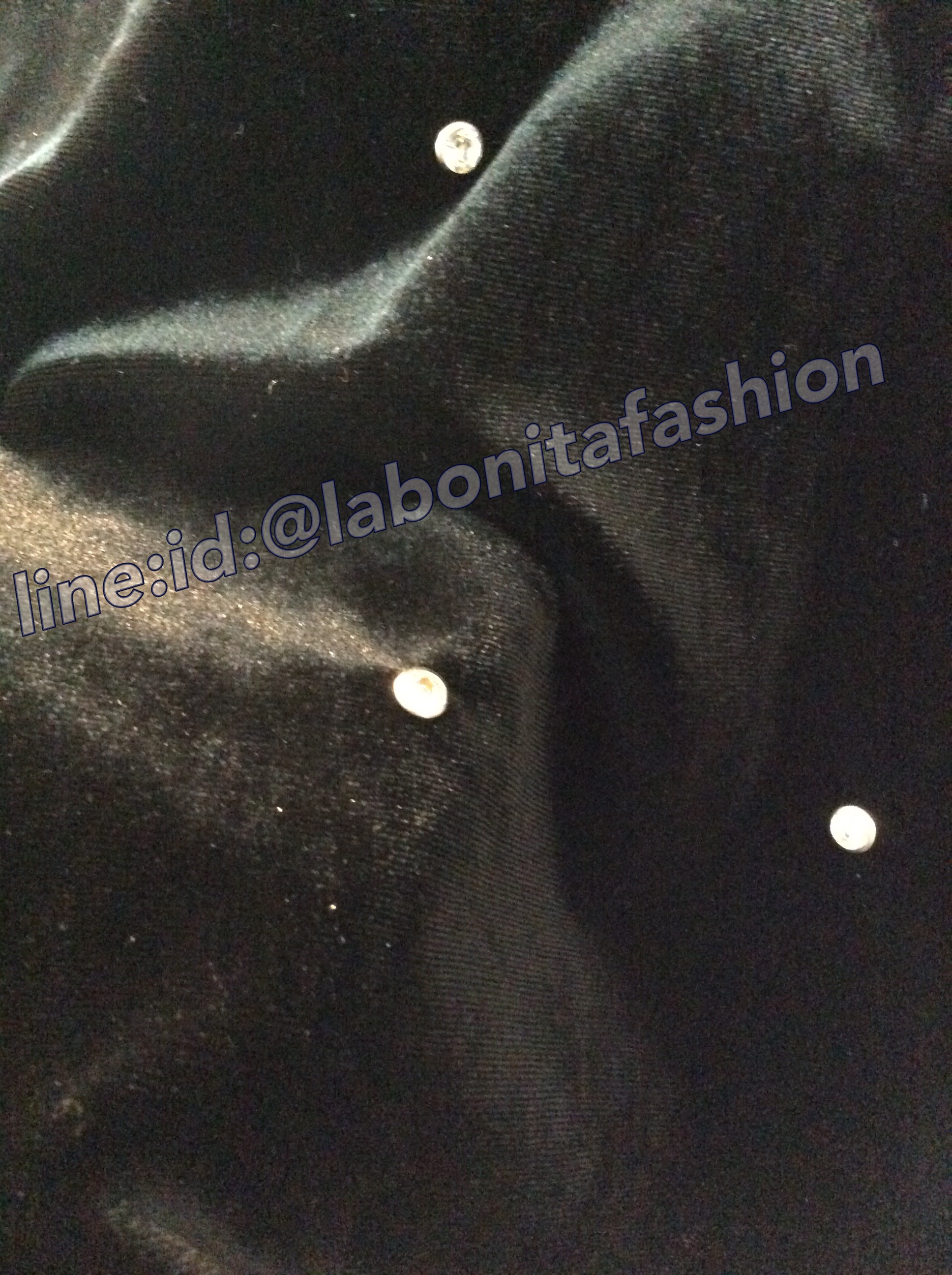 เสื่อยืดกำมะหยี่ติดเพชร ตัวนี้ must have เลยค่ะ ทั้งเก๋และเรียบหรูในคราวเดียวกัน