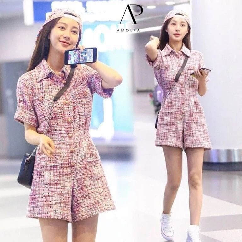 Jumpsuit CHANEL คอปก ผ้าทวิส มีกระเป๋าคู่ช่วงอกและช่วงล่าง แต่งกระดุมปั้มหน้าสิงโตอย่างดี