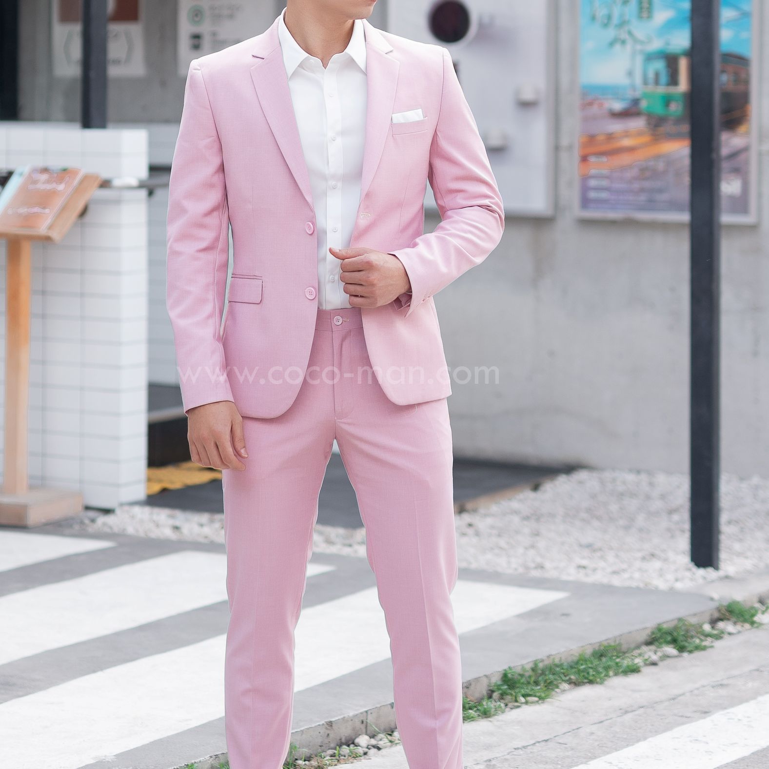 พร้อมส่ง ชุดสูทผู้ชาย สีชมพู เสื้อสูท กระดุม 2 เม็ด แขนยาว มีกางเกงเข้าชุด ชุดสูทไปงาน ไปงานแต่ง งานเลี้ยง