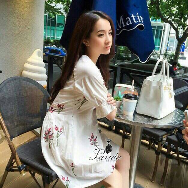 มินิเดรสงานผ้าcottonเนื้อดี ปักลายดอกไม้เป็นกอๆ งานปักละเอียด เนื้อผ้ามีลายในตัวดูมีlayer สีสันสวยงาม ดีไซน์แขนตุ๊กตา