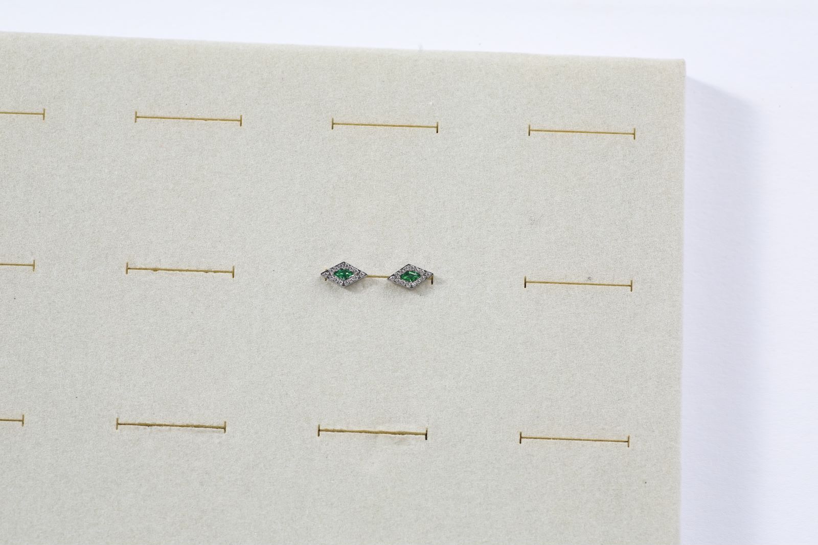 “เช็คสินค้าทัก line ก่อนโอนนะคะ”ไทเทเนี่ยม 100% ต่างหูสำหรับผิวแพ้ง่าย Diamond จิวแป้นแบนขันน็อต ขนาดก้านปกติ ราคา/ข้าง ETC133