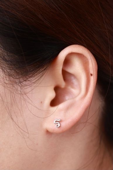 ต่างหูสำหรับผิวแพ้ง่าย เงินแท้ 92.5% ตัวอักษรภาษาอังกฤษ ก-ฮ เลือกผสมได้เลยค่ะ (ราคาต่อข้าง)_ES002