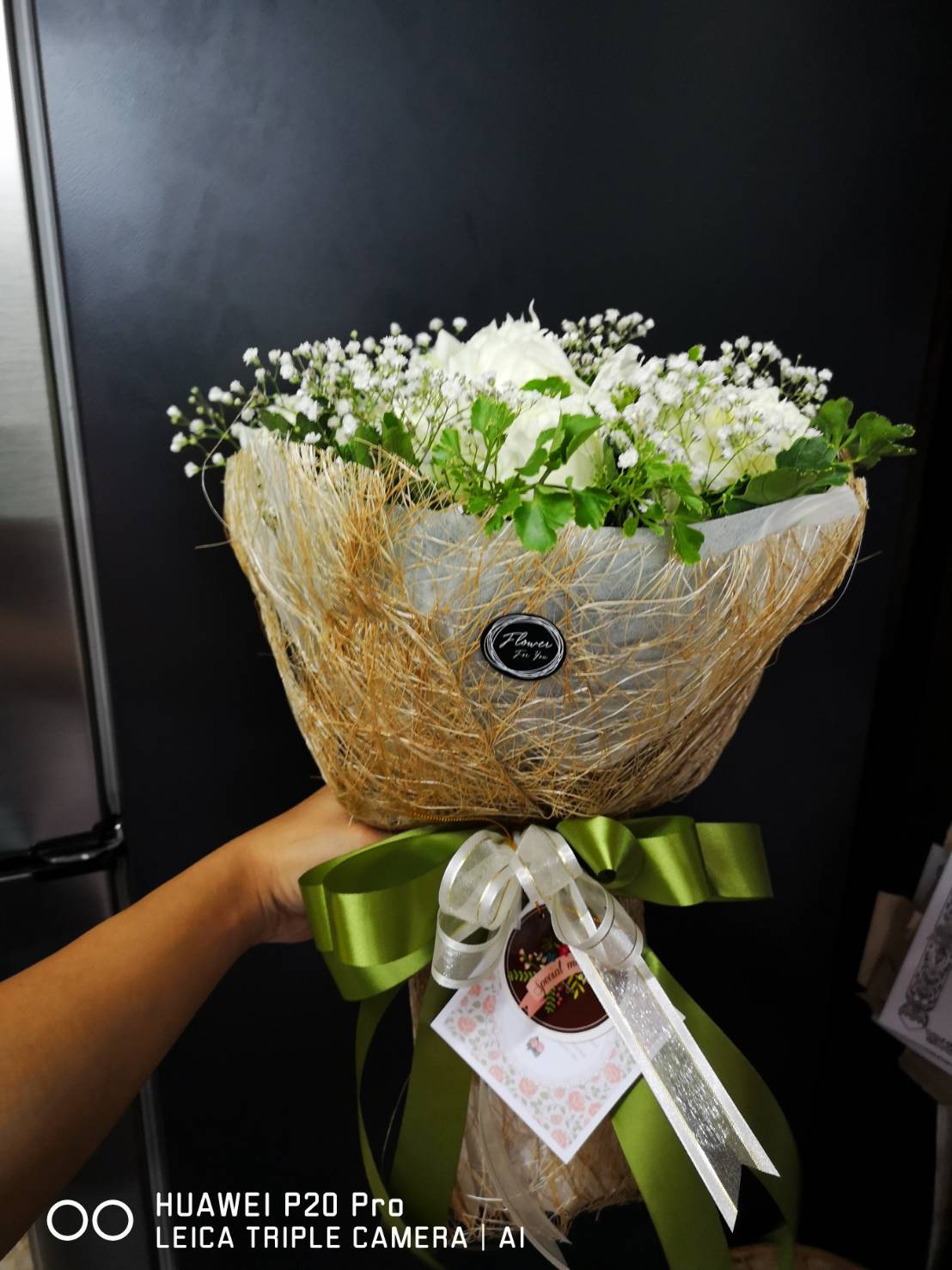 ช่อดอกกุหลาบสีขาว ทรงกลม ห่อด้วยตะข่าย