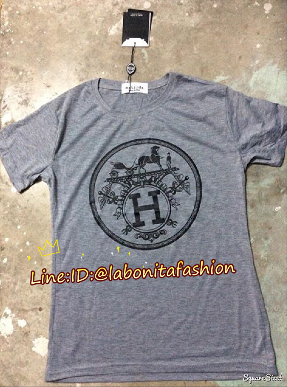 เสื้อยืดแขนสั้นแต่งคอกลม งานตัดเย็บด้วยเนื้อผ้ายืดที่สั่งทอพิเศษอย่างดีค่ะ มาพร้อมงานสกรีนลวดลายแบรนด์ hermes ค่ะ สวยเท่ห์มากๆ