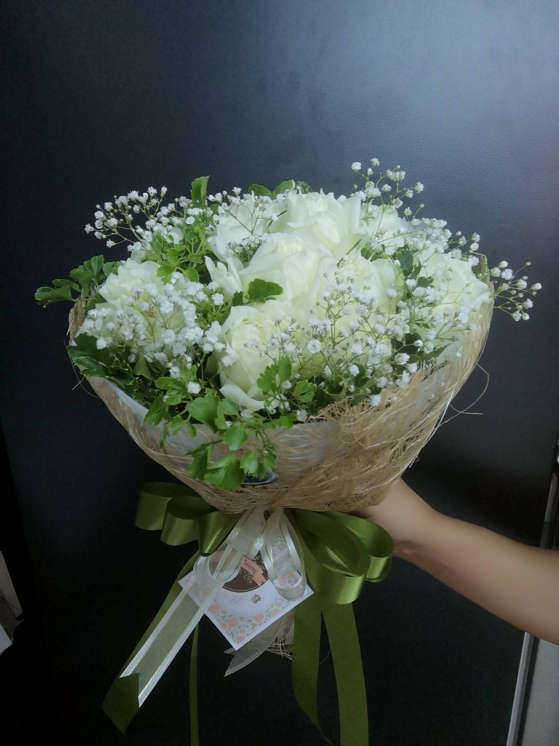 ช่อดอกกุหลาบสีขาว ทรงกลม ห่อด้วยตะข่าย