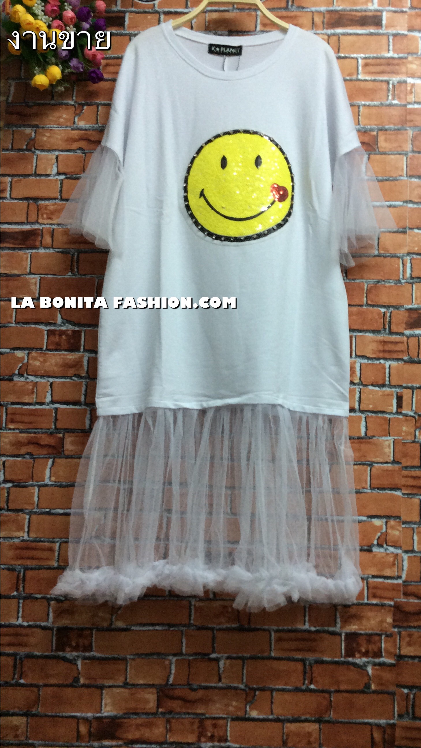 เดรสหน้ายิ้ม ผ้ายืดคอตตอทเนื้อดี เนื้อผ้านุ่มมากใส่สบาย ปลายแขนและชายเดรสต่อชายระบายฟรุ้งฟริ้ง