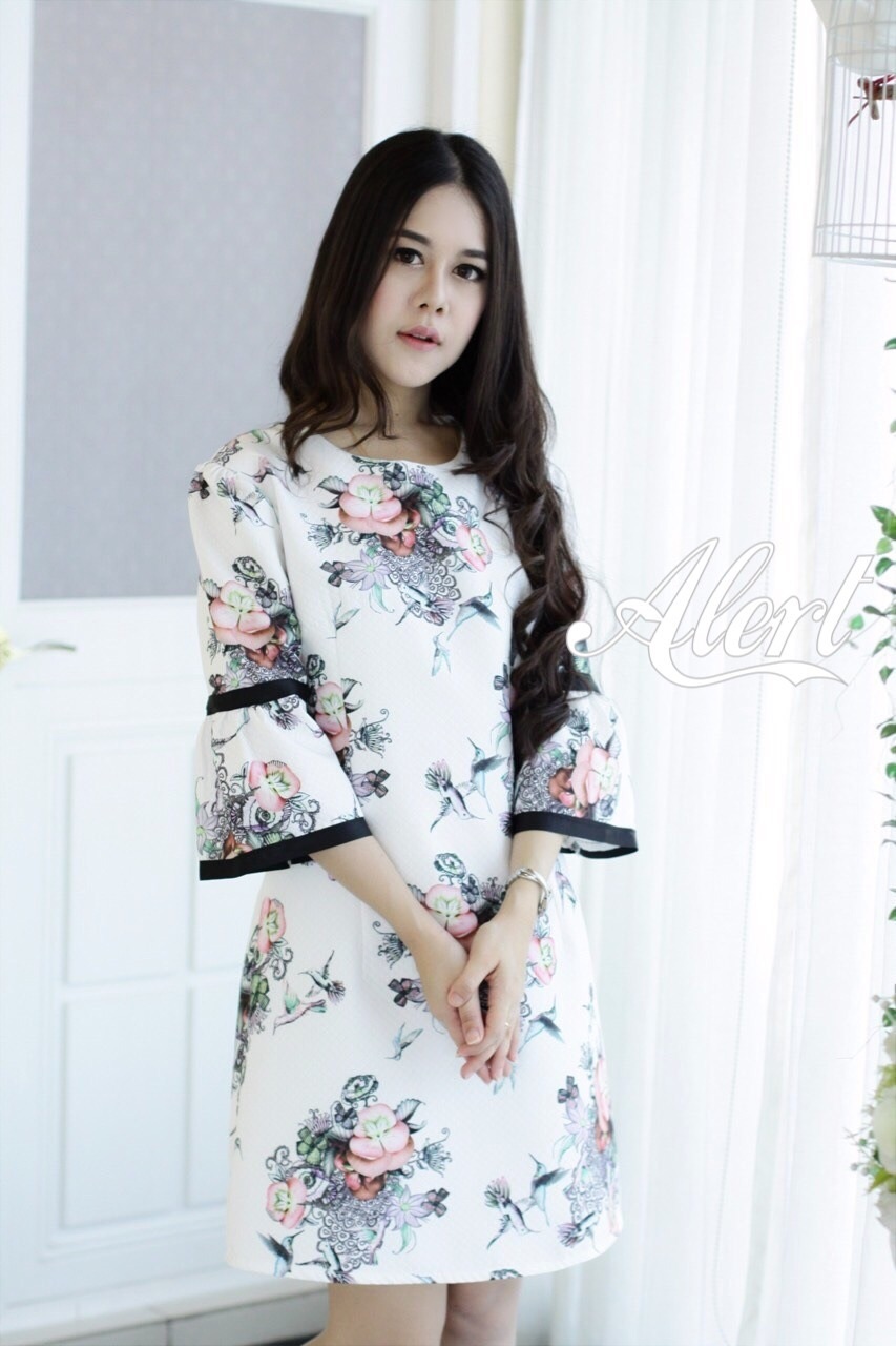 เดรสตัวนี้ลายสวยเนื้อผ้าเริ่ดสุดๆจร้า กับทรงสวยหรู