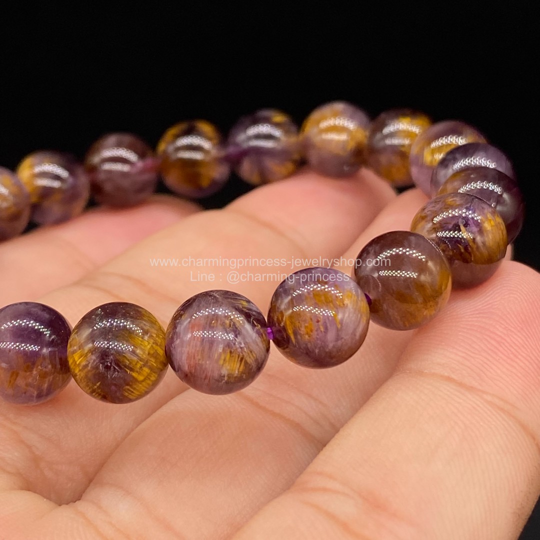 Cacoxenite in Amethsyt AAA คาค็อกซิไนท์ในอเมทิสต์ 9.5 มม ภายในมีแร่สีทองระยิบระยับเสริมอำนาจบารมีความมั่งคั่งร่ำรวย สวยน่าใส่มากๆค่ะ