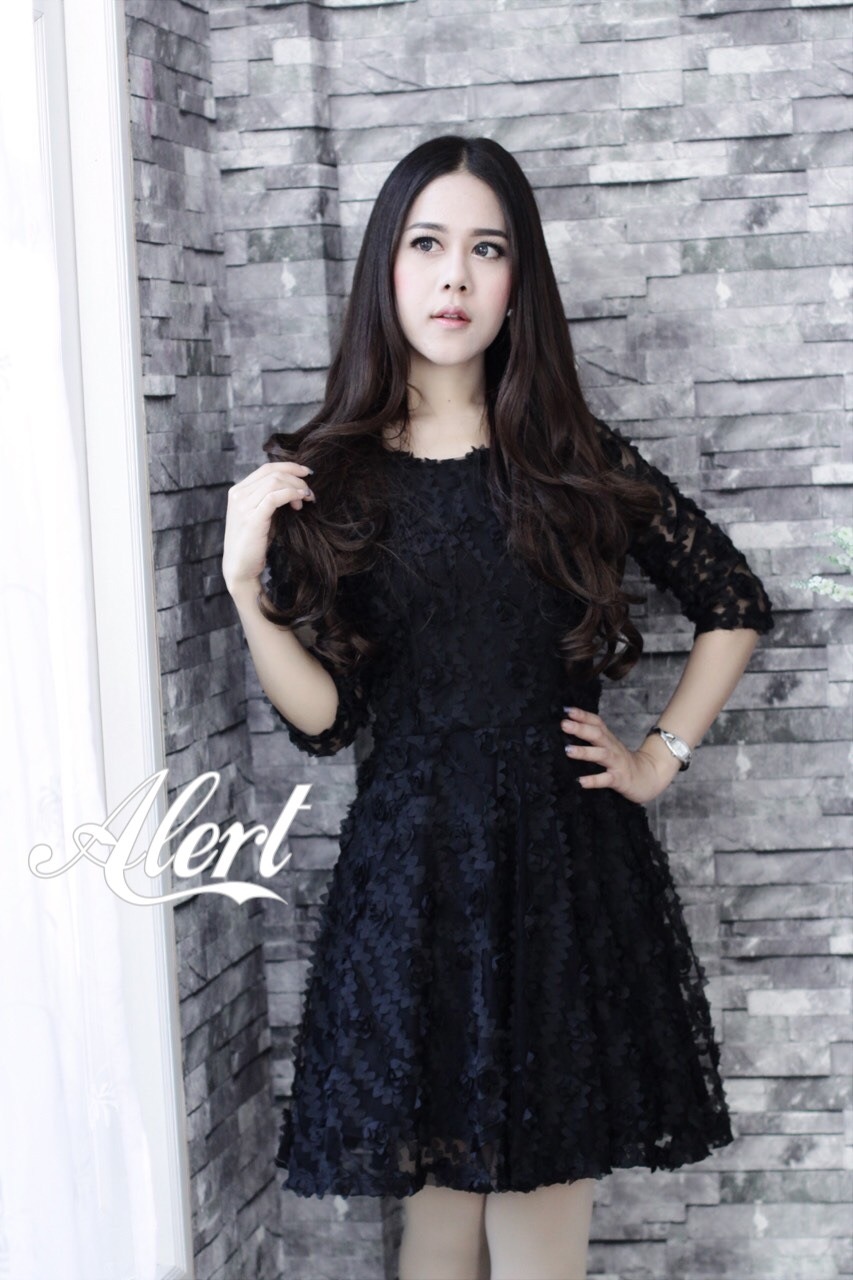 เดรส ribbons rose เป็นเดรสผ้ามีเทคนูนดอกกุหลาบริบบิ้น