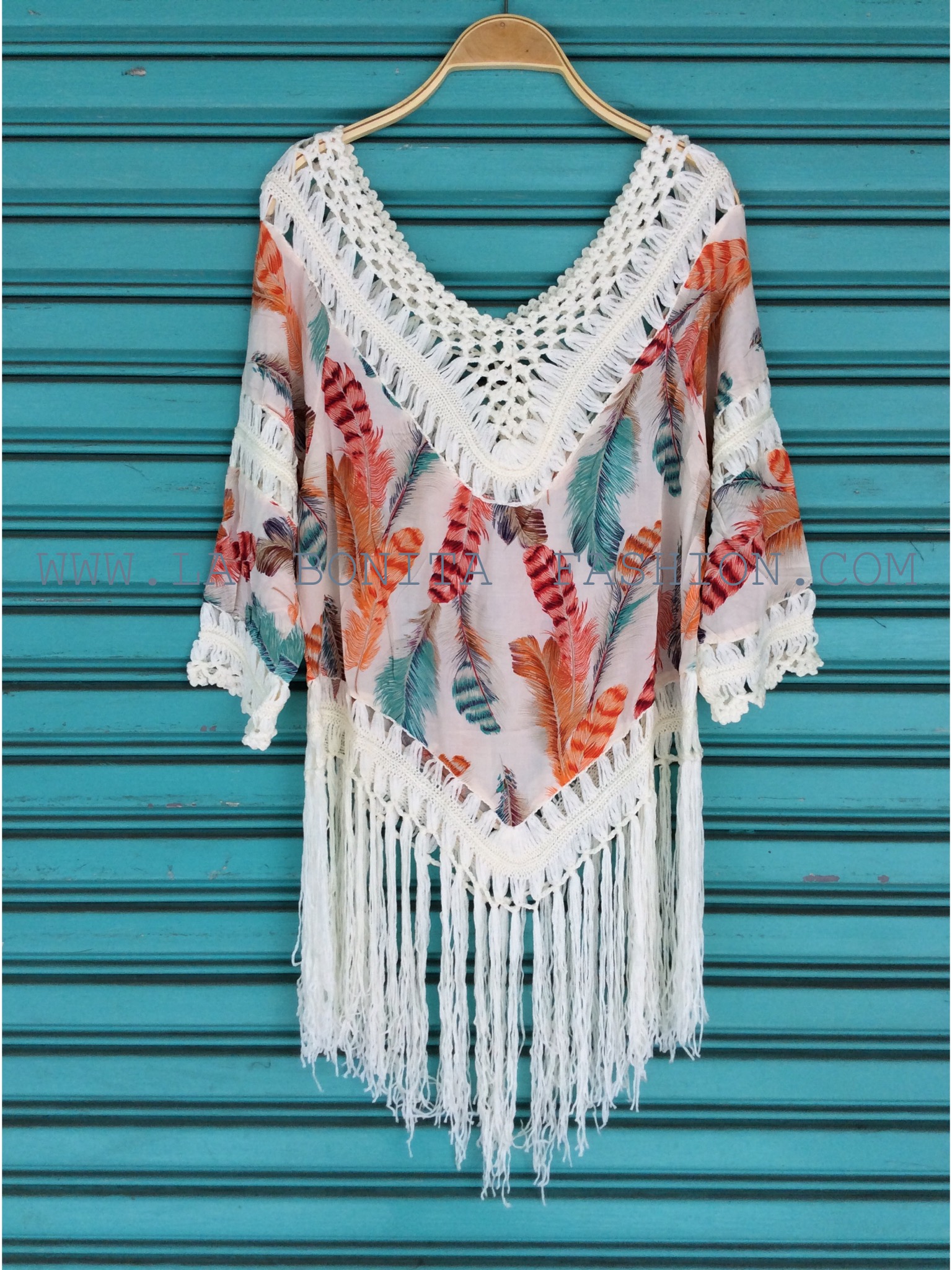 เสื้อสไตล์โบฮีเมียน พิมพ์ลายขนนก สีสดใส แต่งพู่ฟรุ้งฟริ้ง ทรงสวยน่ารัก ใส่สบายไม่ร้อน ใส่เดินเที่ยวชิวๆในวันสบายๆ