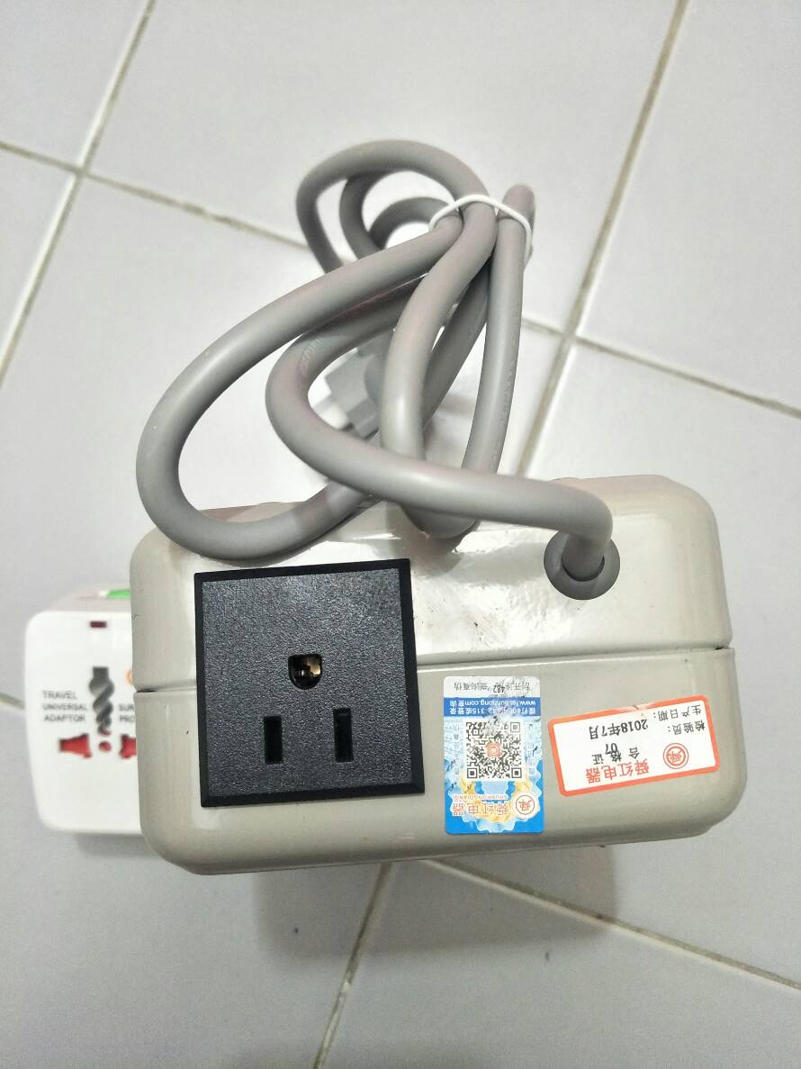 OT22 หม้อแปลงไฟ 220V เป็น 110V ขนาด 500 วัตต์ พร้อมปลั๊กหัวแปลง Universal