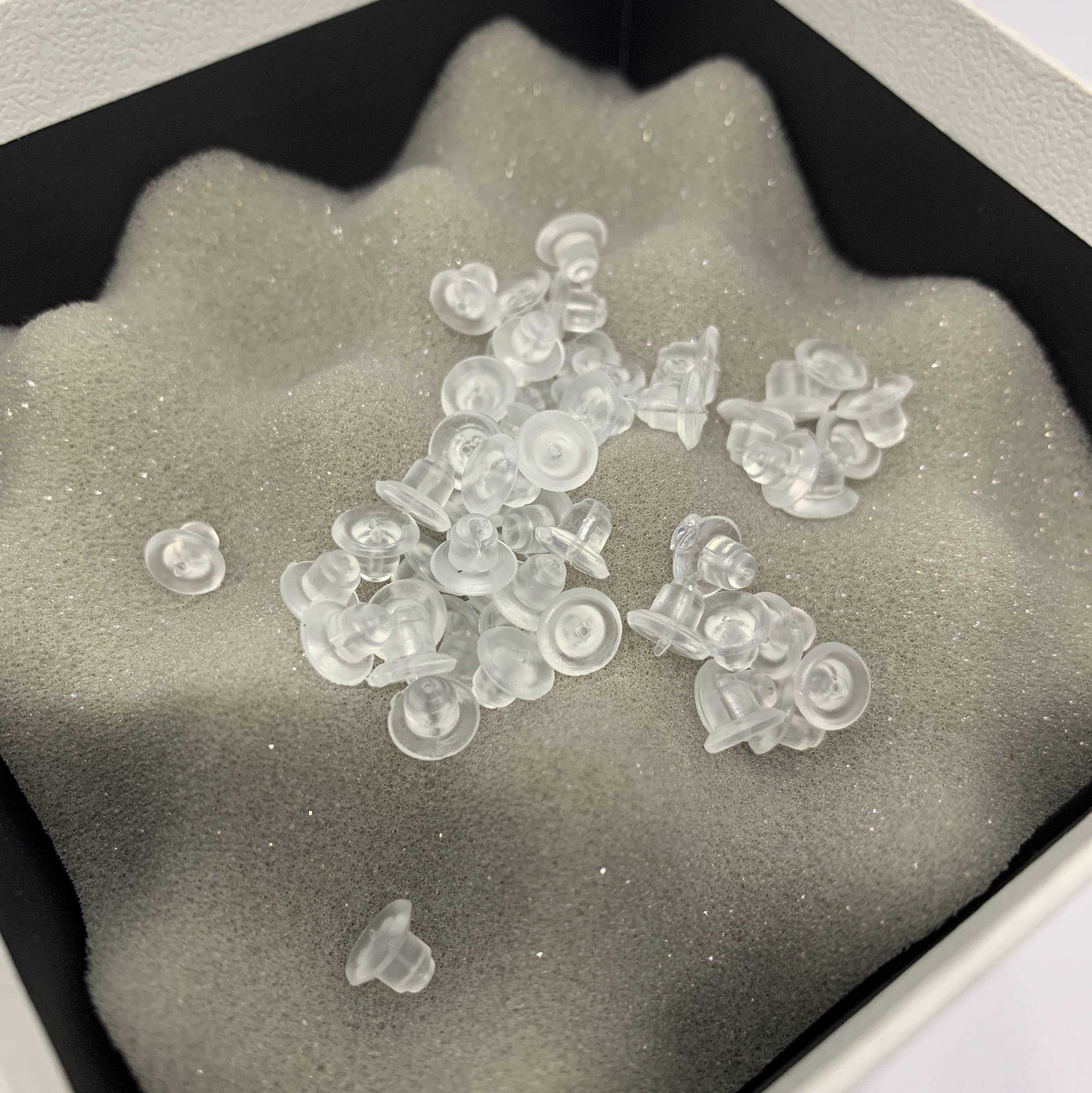 แป้นต่างหูซิลิโคนแบบเล็ก สีใส 20 คู่ (EB002)