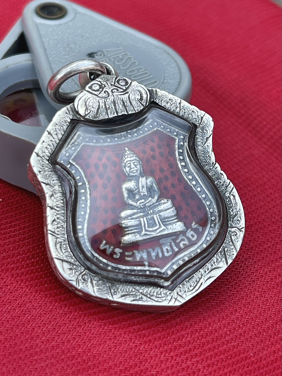 หลวงพ่อโสธร เนื้อเงินลงยาสีแดงรุ่นแรก ปี2498 บล็อก5จุด หลังเข็มกลัด