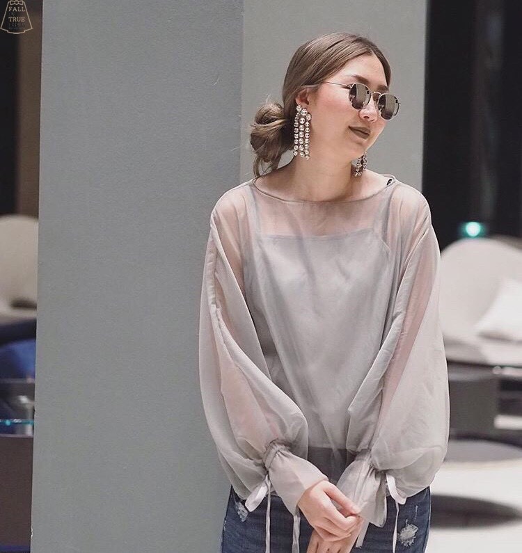 เสื้อผ้าออแกนซ่าเนื้อด้าน คอกว้างตัวโคล่งทรงปล่อย แขนปีกค้างคาวพองทรงบอลลูนที่ปลายแขนจั๊มผูกริบบิ้นสวยหวาน ใส่แบบสวมทางศรีษะติดกระดุมหลัง 1 เม็ด ไอเทมหวานปนหรูใส่กับอะไรก็สวยค่ะ