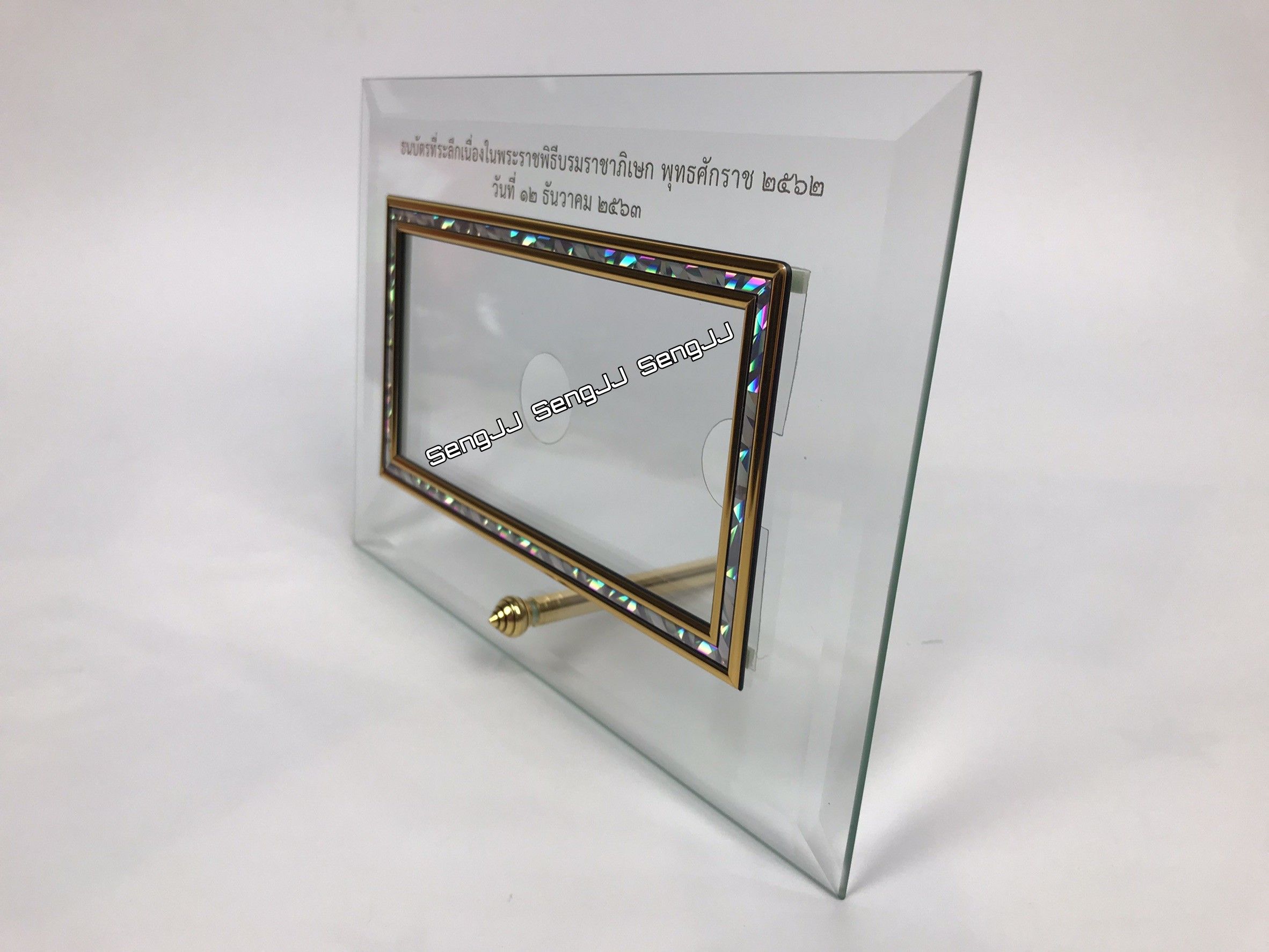 กรอบกระจกใส่แบงค์ (กรอบอย่างเดียวไม่มีแบงค์) ธนบัตร 100 บาท ที่ระลึกพระราชพิธีบรมราชาภิเษก รัชกาลที่ 10 พ.ศ.2562