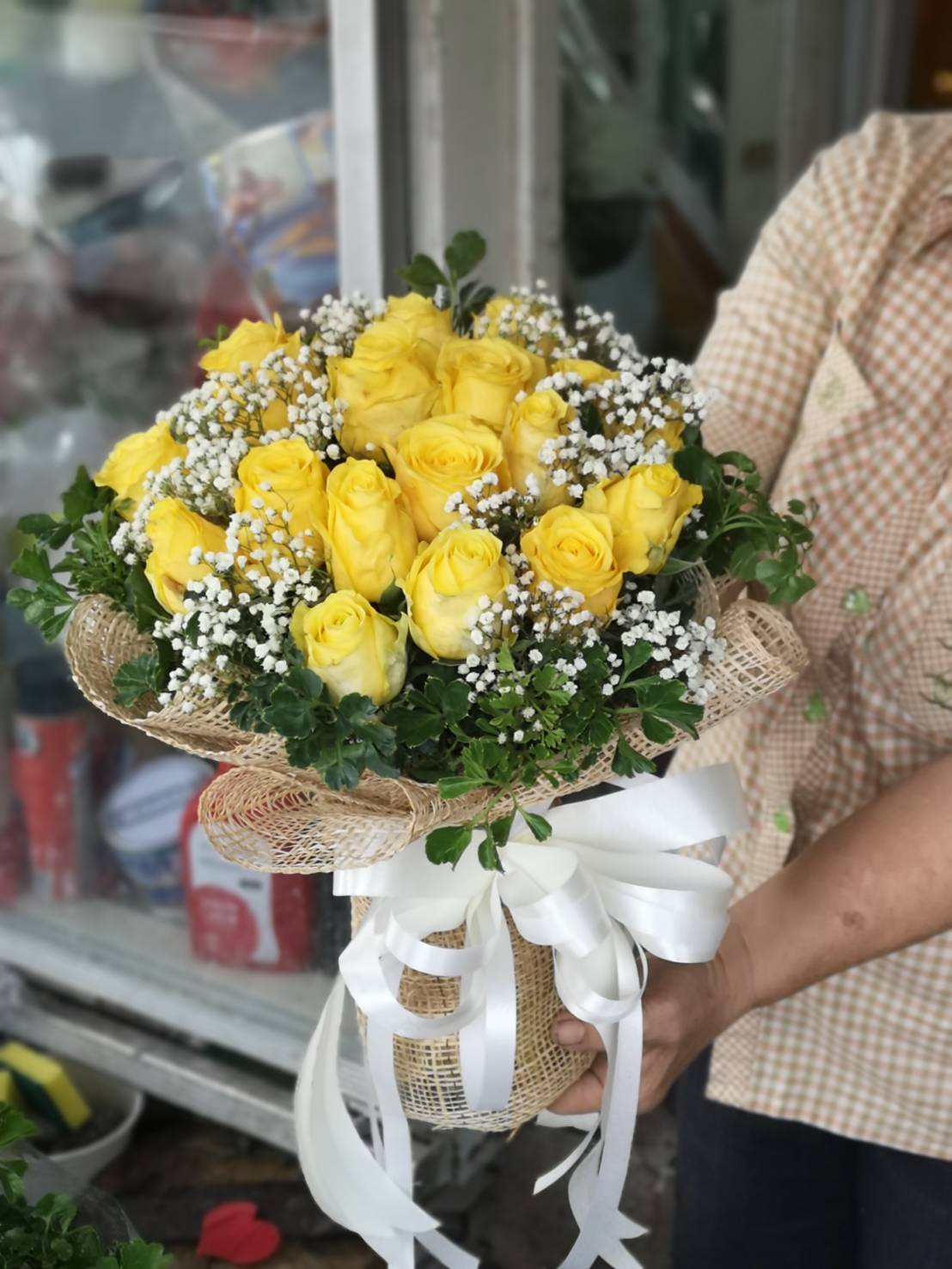 ช่อกุหลาบสีเหลือง 19 ดอก ห่อด้วยตะข่ายสีน้ำตาล