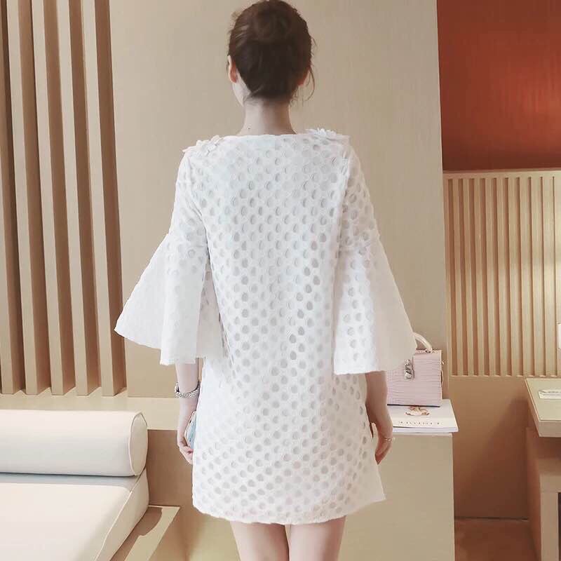 เดรสลูกไม้สีขาวแขนกระดิ่ง