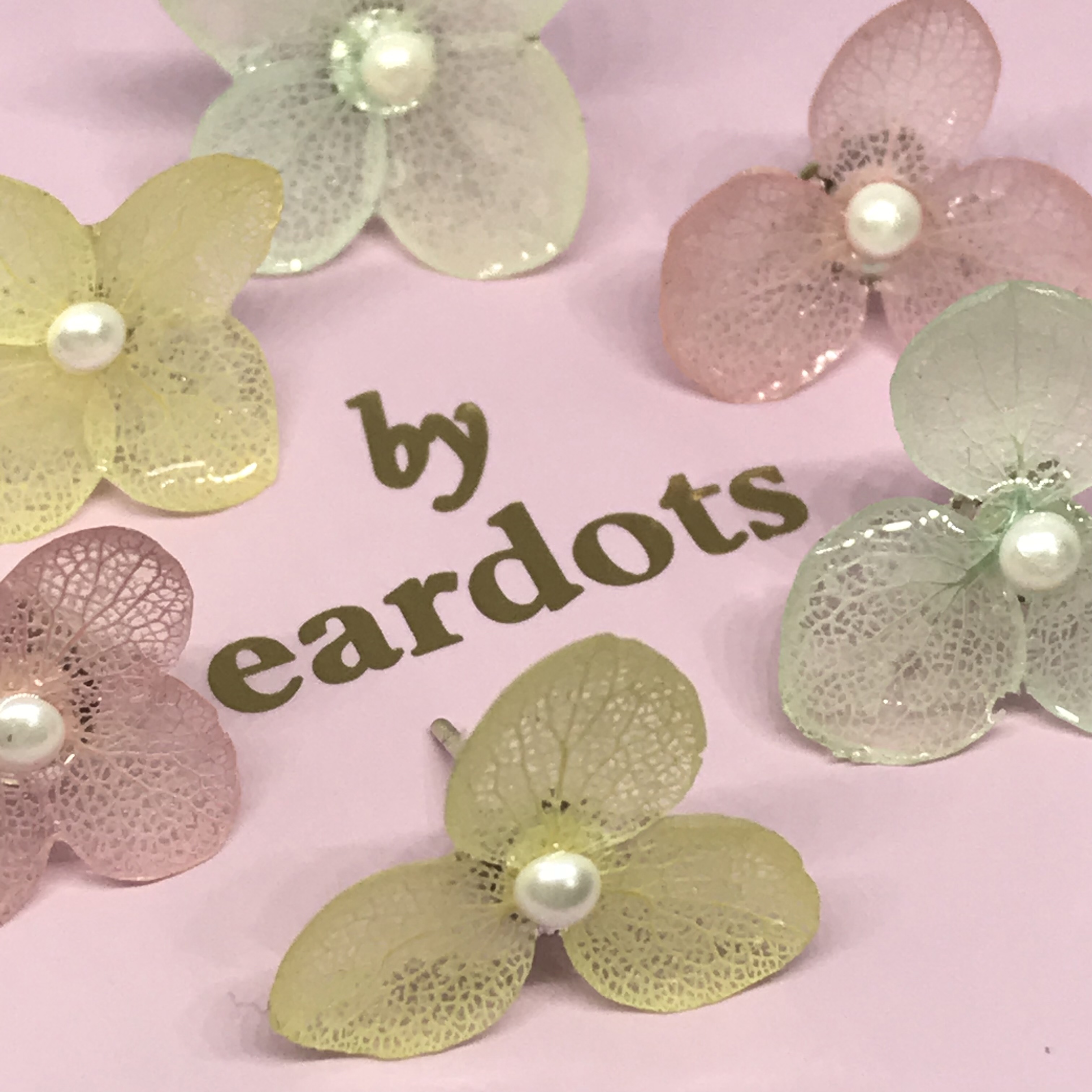 Hydrangea ear stud