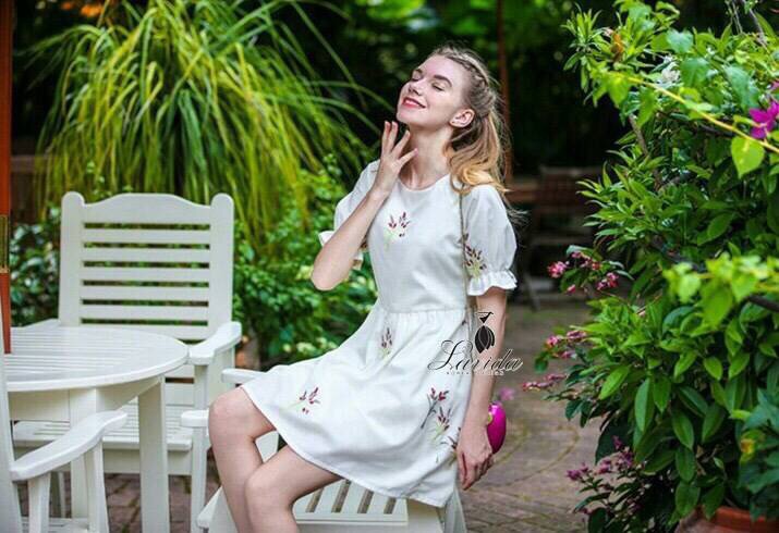 มินิเดรสงานผ้าcottonเนื้อดี ปักลายดอกไม้เป็นกอๆ งานปักละเอียด เนื้อผ้ามีลายในตัวดูมีlayer สีสันสวยงาม ดีไซน์แขนตุ๊กตา