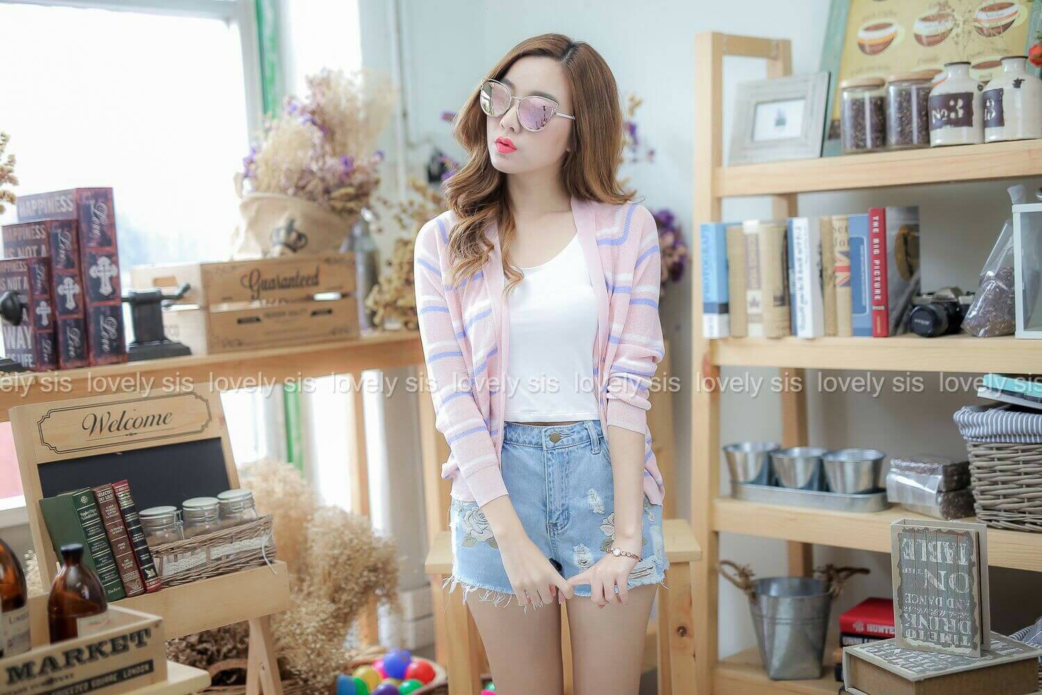 เสื้อคลุมไหมพรมทอลายริ้ว น่ารักมากค่า ใส่ได้ตลอด แมทซ์กับชุดก็ง่าย สวยทุกสีจริงๆ เชียร์ขาดใจ สอยด่วนเลย เนื้อผ้านิ่มมากยืดหยุ่น เริ่ด