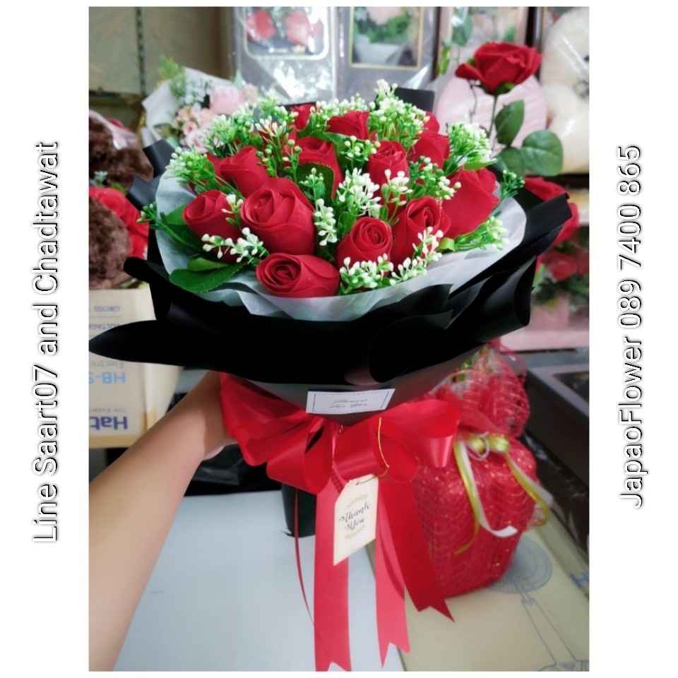 ช่อดอกกุหลาบแห้ง ห่อด้วยกระดาษสีดำ