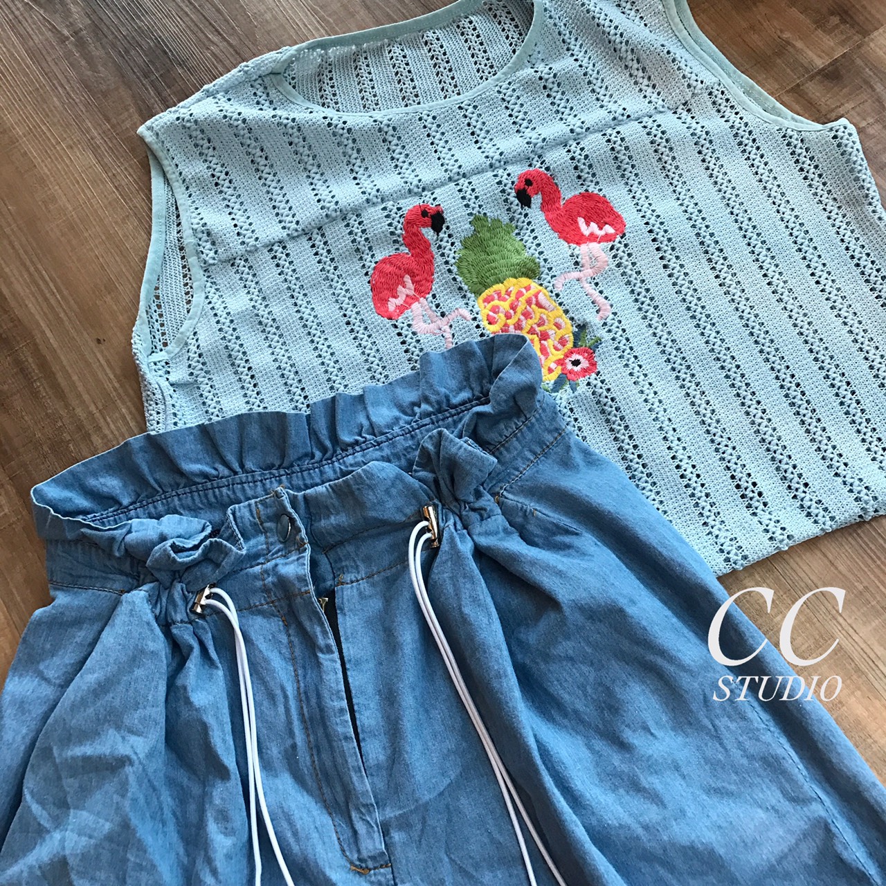 Set เสื้อลูกไม้แขนกุด ปักลายน่ารักค่ะ + มาพร้อมกางเกงยีนส์เอวสูง เนื้อยีนส์บาง เนื้อดีค่ะ ช่วงเอวรูดเก๋มากค่ะ Set นี้ น่ารักมากแยกแมทช์ได้นะค่ะ