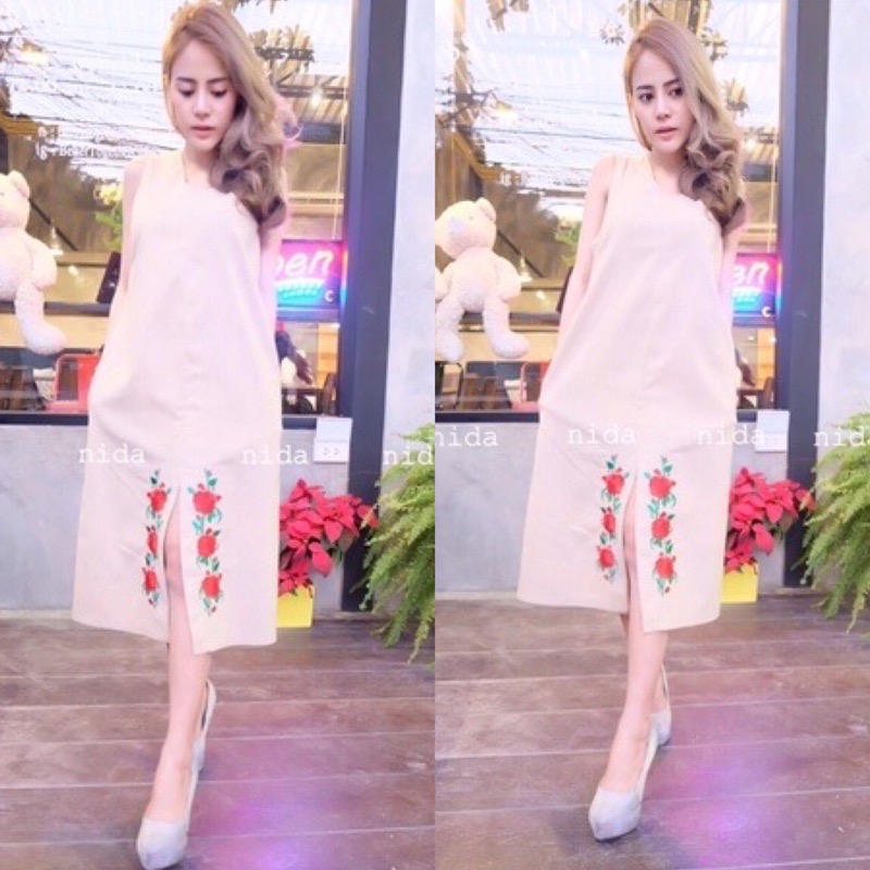 เดรสแขนกุด คอวี สไตล์มินิมอล เรียบๆเบาๆ ดีไซน์เกาหลี เพิ่มดีเทลผ่าน่าปักดอก