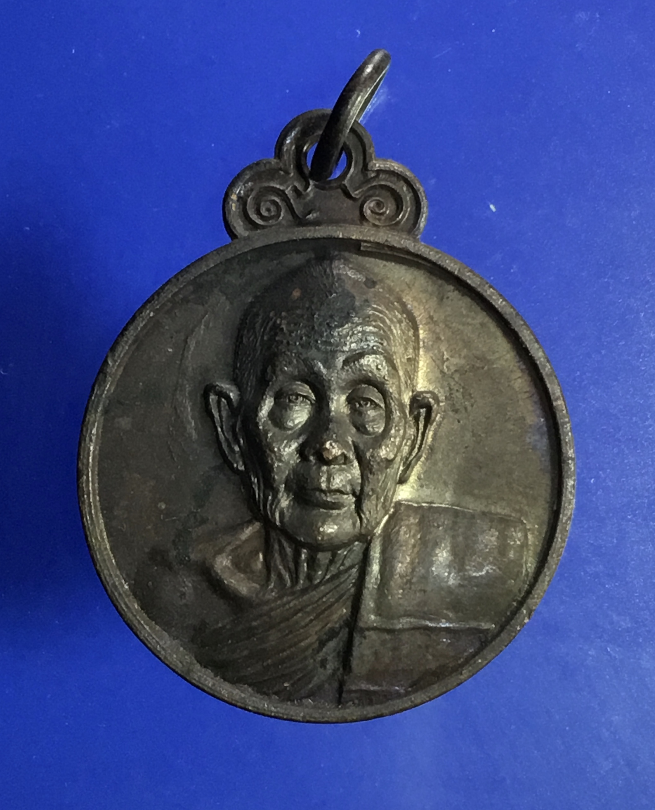 เหรียญหลวงปู่ดุลย์ อตุโล รุ่นพิเศษ หลังลายเซ็นต์ ปี 2526 เนื้อทองแดงรมมันปู