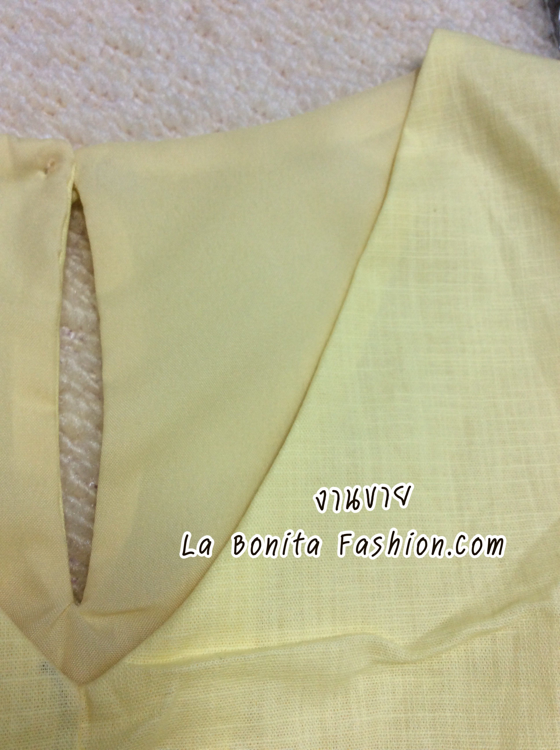 เดรสแขนกุด คอวี สไตล์มินิมอล เรียบๆเบาๆ ดีไซน์เกาหลี เพิ่มดีเทลผ่าน่าปักดอก