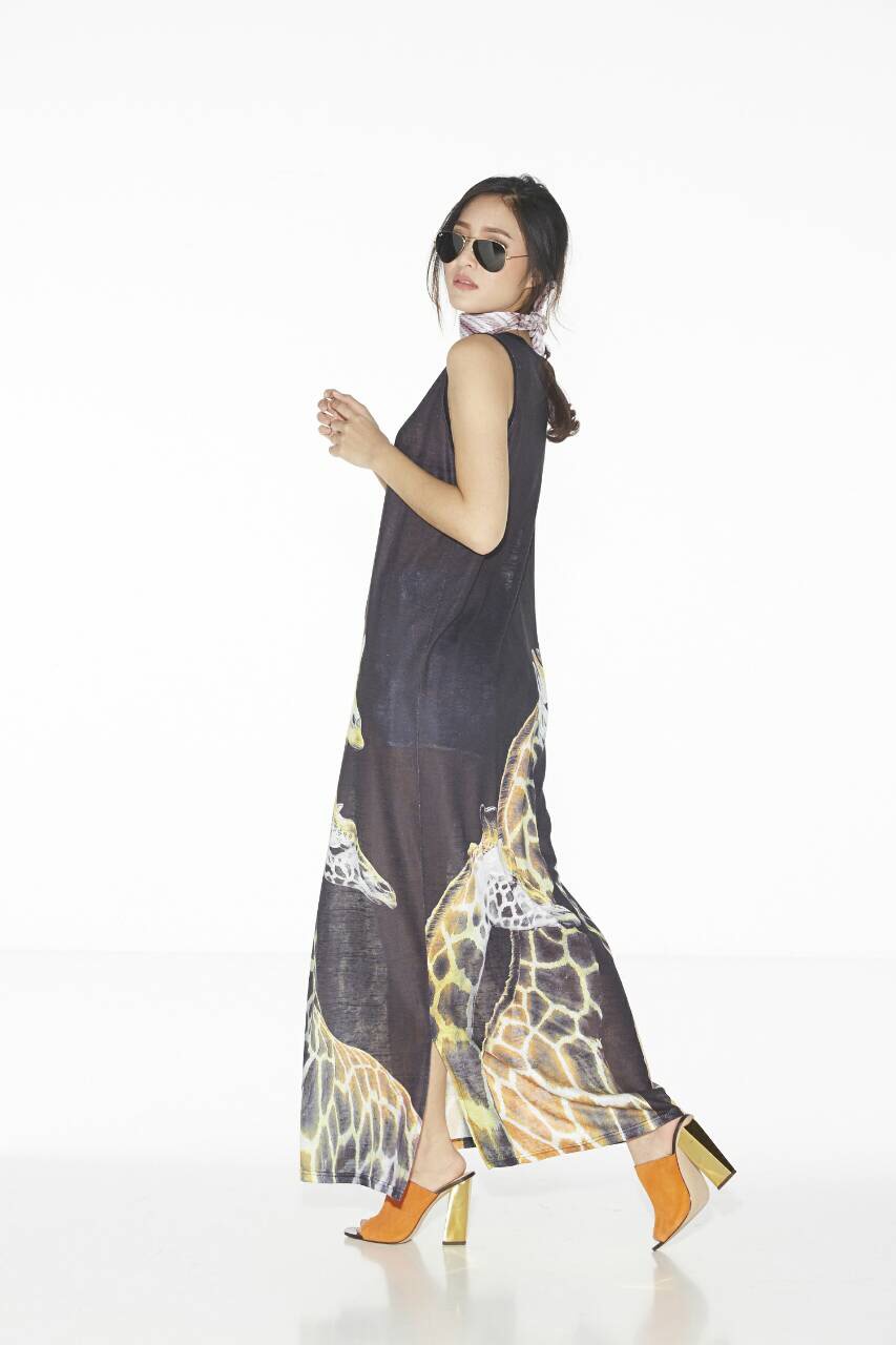 เดรสตัวยาวทรงหรู ปริ้นลายยีราฟ สีสันสวยงามมากค่ะ ใส่ได้หลายโอกาสแนะนำค่ะ