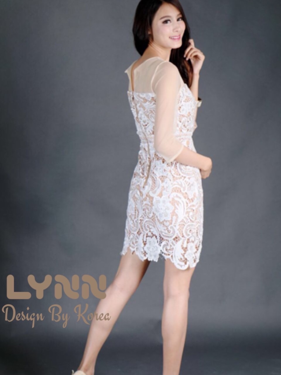 Mini Lace Dress มินิเดรสออกงานสวยหรู ผ้าลูกไม้ ซับในอย่างดีสีเนื้อ แต่งด้วยผ้าซีทรูช่วงคอไหล่ อกและแขนสีครีมตัดกับตัวเสื้อ มีซิปด้านหลัง เหมือนใส่เกาะอก เก็บทรงเป๊ะ ใส่ออกงานสวยหรูสุดๆ
