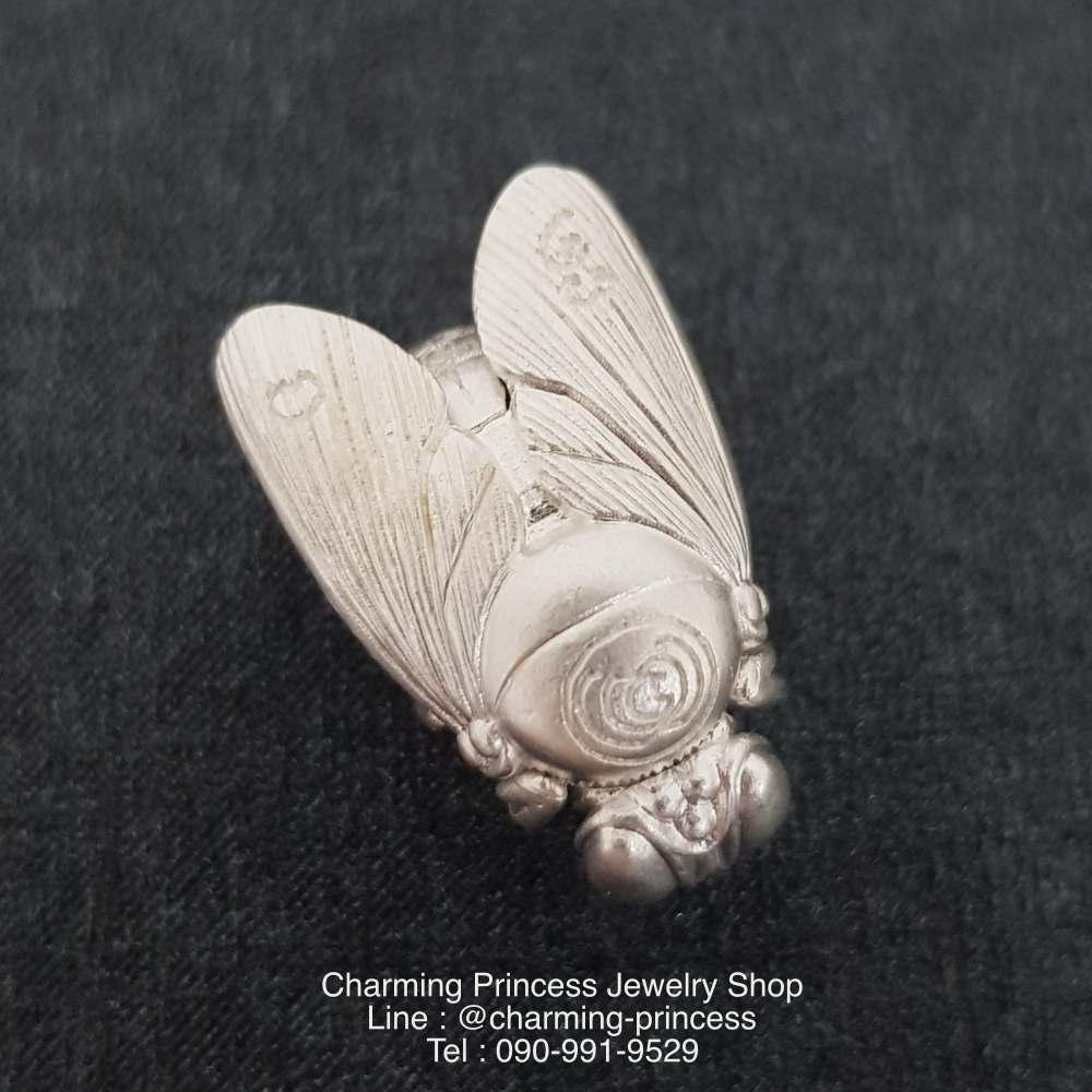 พญาภู่คำ ต่อเงินต่อทอง เนื้อเงิน เครื่องรางของขลังทำพิธีปลุกเสกแล้วคะ พญาแมลงภู่คำนี้ นับเป็นเอกทางโชคลาภ เมตตา ส่งเสริมดวงชะตาให้มั่งคั่ง ทั้งทรัพย์สิน ยศศักดิ์ เป็นที่รักใคร่เอ็นดูของผู้คนทั้งหลาย อีกทั้งยังป้องกันคุณไสยมนต์ดำ