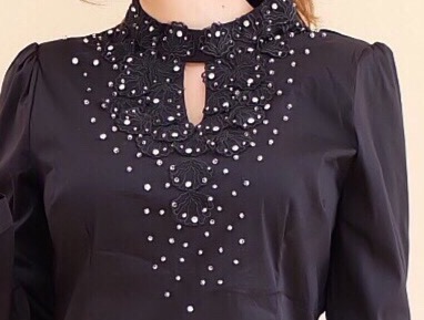 เสื้อแขนยาวเจาะคอ แต่งลูกไม้และมุขช่วงอกและคอ งานสวยปังมีคลาสมากค่ะ ผ้ายืดนิ่มทรงสวย ใส่ทับในกางเกงหรือกระโปรงก็เข้าน้า