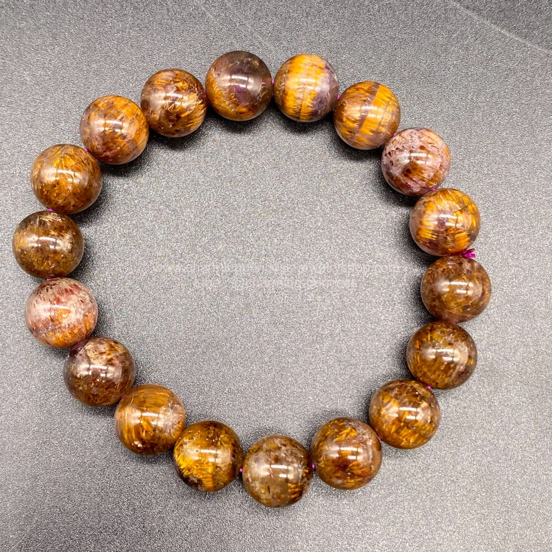 Cacoxenite in Amethsyt AAA คาค็อกซิไนท์ในอเมทิสต์ 11 มม ภายในมีแร่สีทองระยิบระยับเสริมอำนาจบารมีความมั่งคั่งร่ำรวย สวยน่าใส่มากๆค่ะ