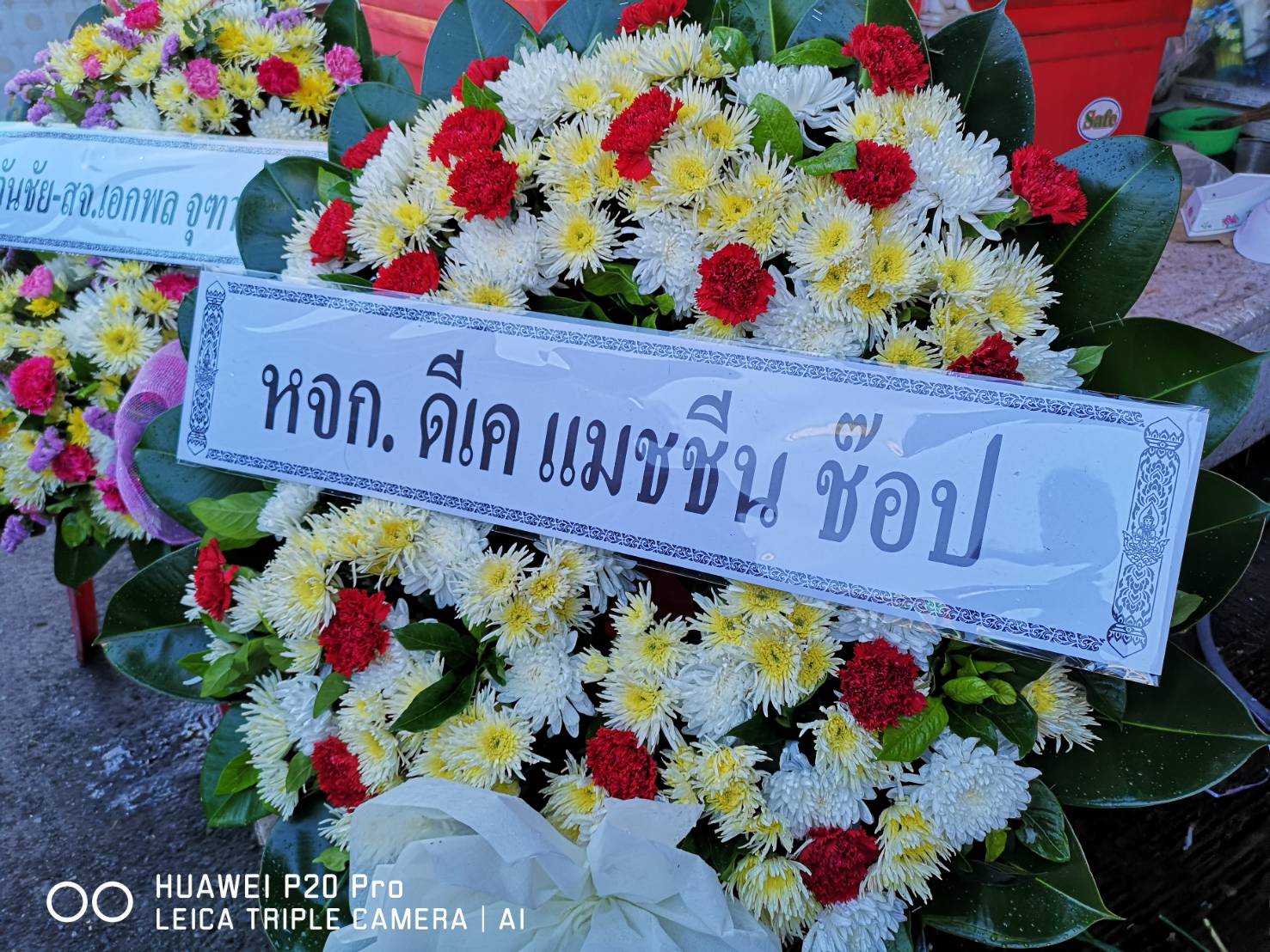 พวงหรีดดอกไม้สด โทนขาวแดง