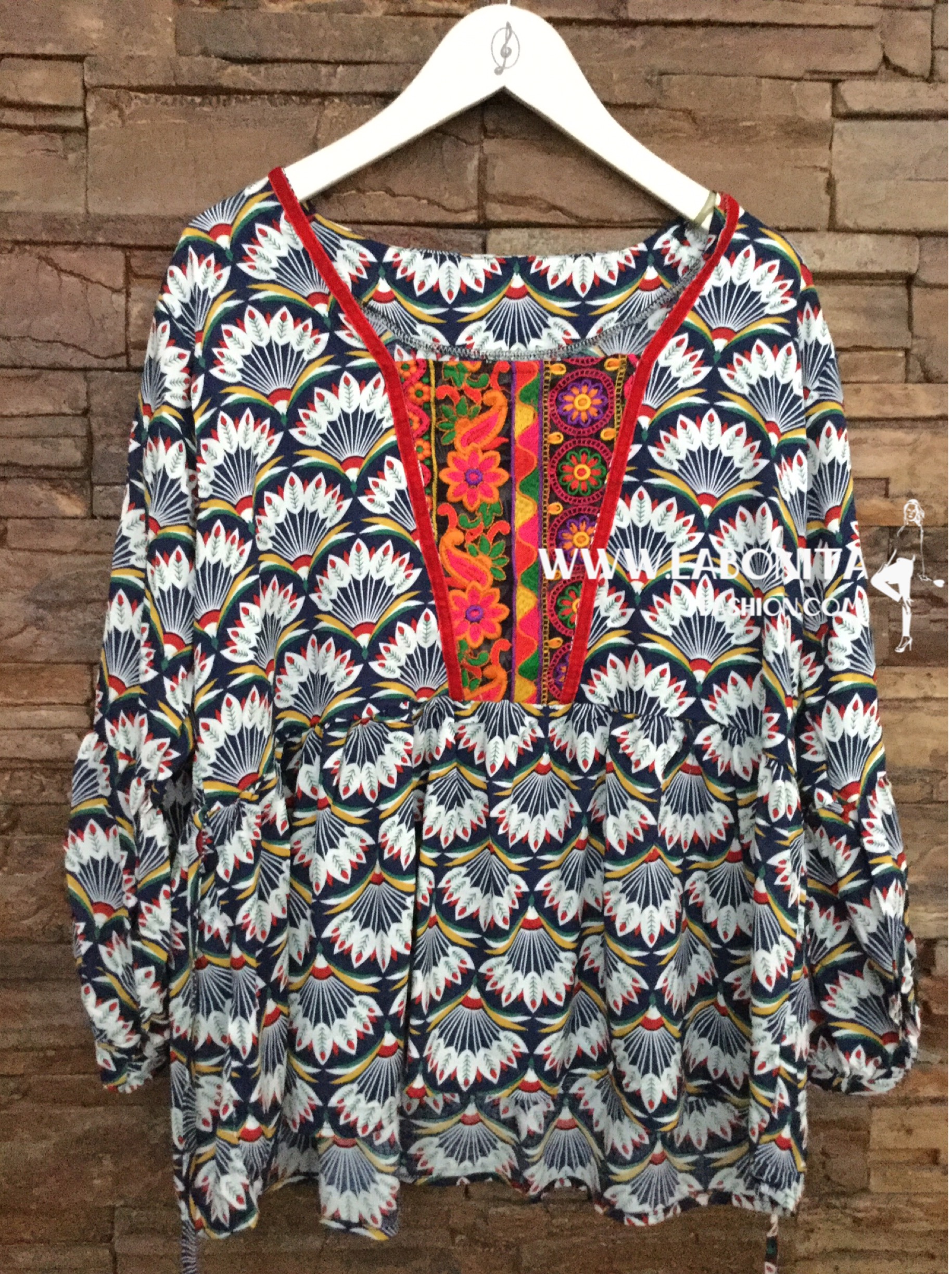 เสื้อโบฮีเมียนทรงสวย อกเสื้อปักลายชนเผ่างานน่ารักมากๆค่ะ